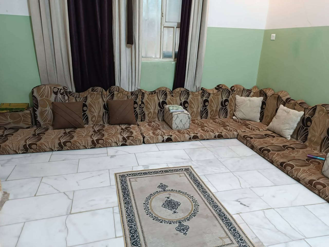 سلام عليكم جلسة للبيع مع سيت طبلات النظافه جيدة جداا سعر الجلسة 175 الف مكونه من ثلاث قطع بطول 6 متر كامله
وسعر سيت الطبلات 50 الف للاتصال على الرقم 
***********
