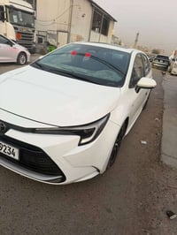 كورلا هايبرد ٢٠٢٤ ماشيه ٧٠ الف  فول مواصفات  فتحه  بيه قبق جنطه صبغ  و...