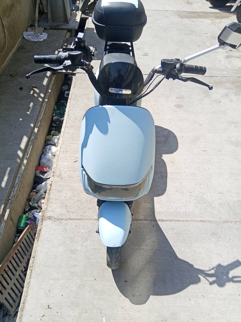 السلام عليكم 
دراجة كهربائية RAYAN HJ  (ريان بوليسي )

يتحمل الاوزان الثقيلة 

 1200W
Disk brake 
48V-28A 
4 سرعات امامية 💪
1 سرعة خلفية 
متوسط المسافة 50km 🛣
السرعة 55-60
تاير 10/90/80 🛵
لايت زنون 🚦
صندوق خلفي لحمل الاغراض 🛒
باتري اصلي شركة الريان TAILG بشرط

السعر 500  الف
وين موقعك بالضبط داخل بغداد/أي محافظة حتى الزبون يعرف مكان التسليم؟: 
بغداد البياع 