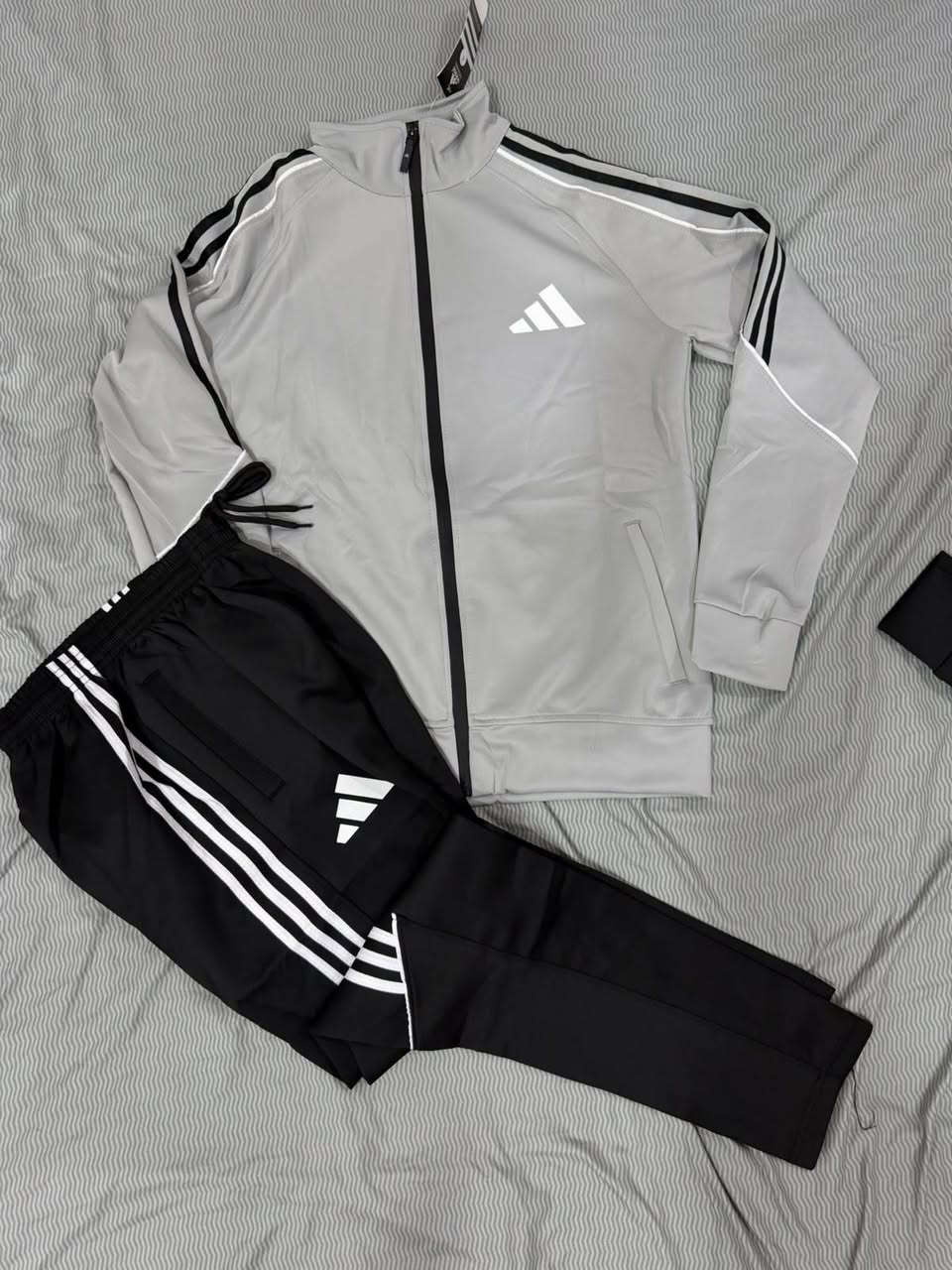 🔥وصل تراك شتوي خامة فول الفول ع الفحص 
🔥القياسات L,XL,XXL,XXXL
🔥سعر المفرد 30 الف والجملة 23 الف 
🔥عروض ما قبل الموسم 
🔥للحجز واتس *********** او خاص 
🔥يوجد توصيل لكل العراق ب5
