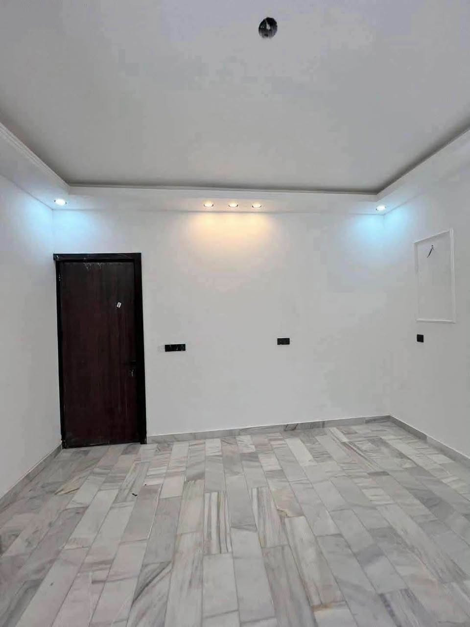 دار للبيع مساحة 65 متر 🏡
بناء حديث غير مسكون موقع مميز الضباط 📍ارقئ مناطق حي الجهاد شارع عرض 15 متر رصيف 5 متر 
يحتوي على غرف نوم 4 +صحيات 2 ارضية البيت مرمر 
السعر والاستفسار // *********** ☎️

