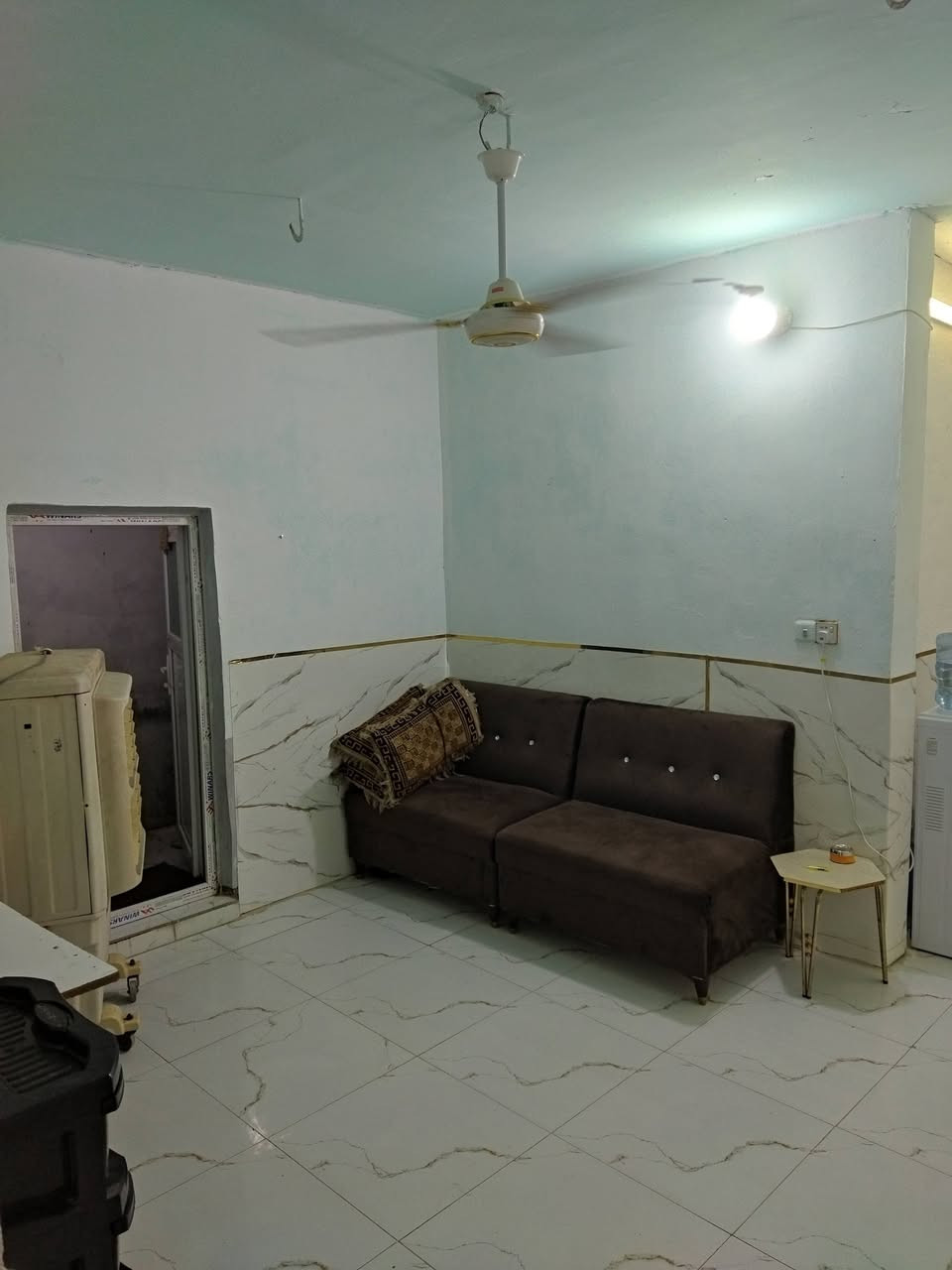 سلام عليكم بيت البيع مساحه 120متر يحتوي لبيت عله ستقبل ومطبخ وصاله وغرفتين حمامات ثنين مكشوفات ثنين بناه بلوك سكف صب كنكريت مسلح رضيت البيت بورسلين مكان لبيت مقابيل قريت الغدير بشارع المسسه وهذا رقم ابو لبيت ***********السعر 33مليون معه المجال
