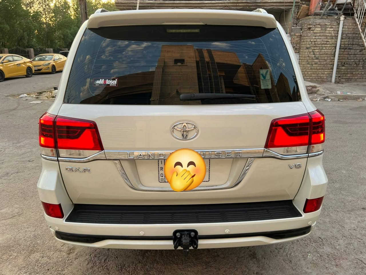 لاندكروز .SAS فول مواصفات  موديل.2018 اصل تكمه وسنويه رقم بغداد انكليزي بأسمي 
المواصفات
.الفئة GXR
.حجم المحرك V6
.شاشه كبيره ام الدعاء
.5 بصمات
.جنطه كهرباء 
.حساسات امامي وخلفي 
. داخل جلد 
.كشنات كهرباء 
.ثلاجه 
.شاشات عدد 3
.فتحه سقف 
.تحكمات استيرن 
.مانع انزلاق 
.نضام نزول المنحدرات 
.نضام اقتصاد البانزين .ECONOMY 
.نضام صوت 
               mark   Levinson
.مري كهرباء شفط + نضام الترحيب + اشاير بلمري
.مثبت سرعه 
. زراكات
.ثلاث قطع تبريد
.تحكمات ستيرن بلتوس اوكس
 .اضائه لد رئيسيه مع كشافات ضبابيه
(لحيه أمامية وخلفية) مع فتحة سقف كهربائية وسكك سقف (روف ريل).
 .ماشية 63  الف قابل لزياده وحقيقي 
.مكفولة كفالة عامه من ضربه وصبغ وتبديل وشخوط 
.#السعر 46 الف دولار (460ورقه)
. سنوية بأسمي تحويل مباشر
مكان السياره بغداد
للاستفسار
***********
