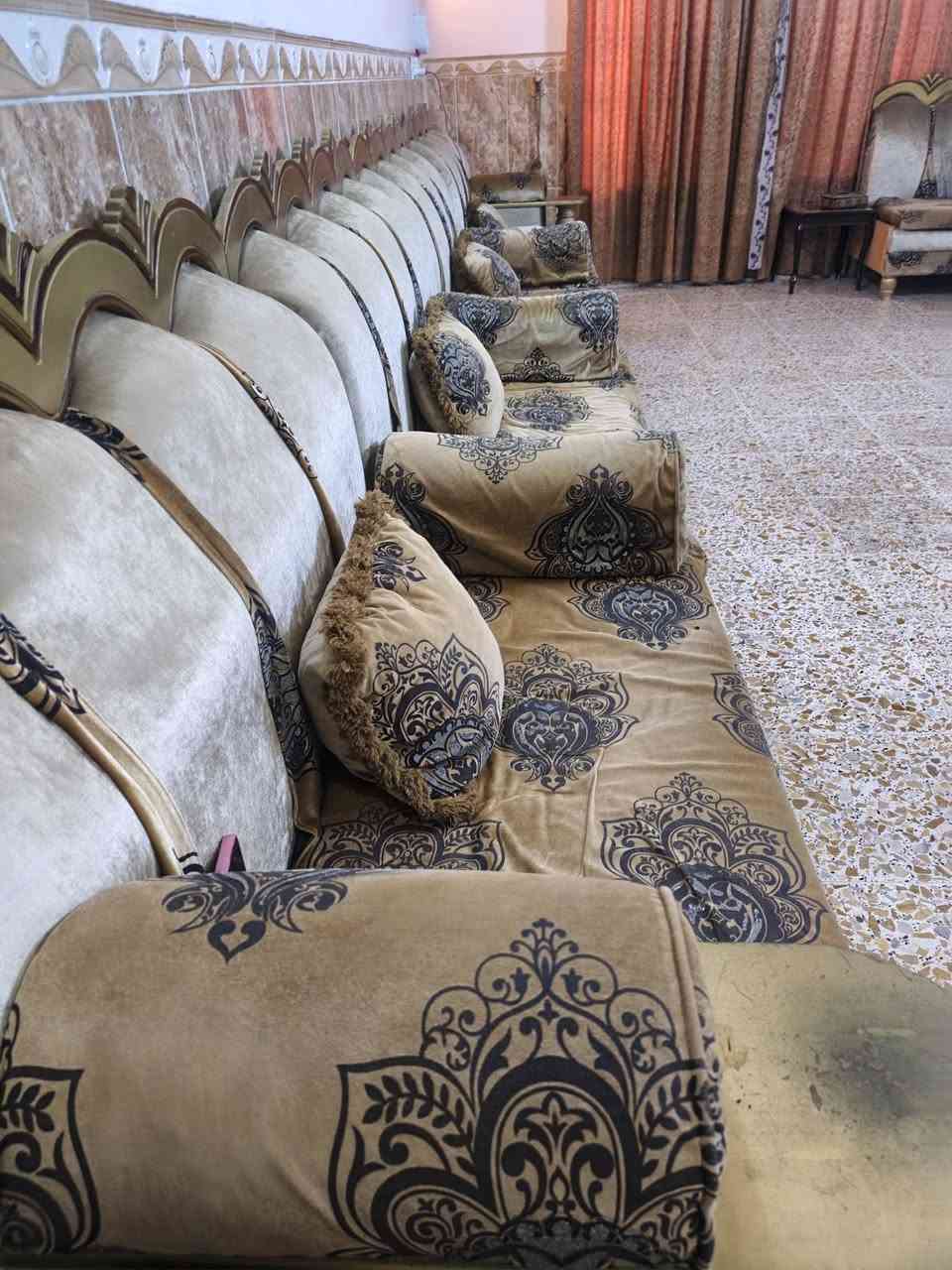 تخم ديوان للبيع
٢٨ مقعد + كوشات كبار و صغار
مكانه حي العسكري
السعر ٦٠٠٠ ألف وبي شويه مجال 
و هم عدهم طباخ كريازي جديد
و عدهم زوالي ثنين نفس اللون 
قياس ٣×٤
كاشان إيراني الأصلي 
هذا رقمهم ***********
