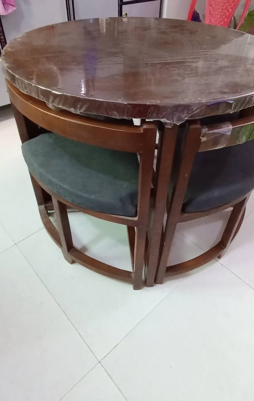 ميز طعام • ٤ كراسي • نظيف جداً