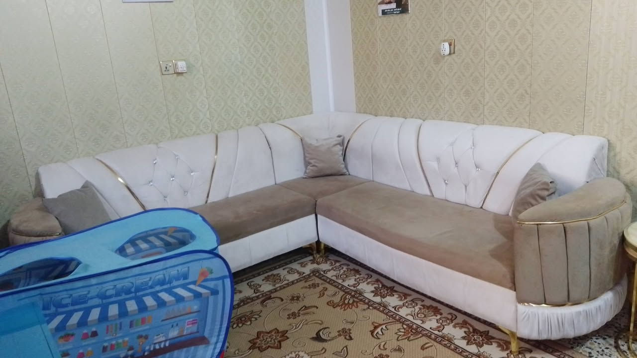 بيت للبيع ١٠٠ متر طابقين ركن ١٠*١٠ مكانه معملجي خلف مدارس العميد الفرع صب يحتوي الطابق الارضي على طارمة وصحيات خارجيه و مدخلين مدخل على الاستقبال و مدخل على الصاله وغرفة نوم سويت و مطبخ و صحيات ومنور
الطابق الثاني يحتوي على صاله واسعه و بلكونه على الشارع و صحيات و غرفتين نوم كل غرفة بيها مخزن صغير 
إضافة إلى درج للبيتونه و السطح سعر البيع ١٣٥ وبي مجال مكانه روعه الي يريد يجي من شارع مستشفى الأورام و الي يريد يجي من البزل المدفون هاي التفاصيل كامله و الي يرغب بفديو تصوير كامل للبيت خاص
للاستفسار الاتصال على الرقم ***********
