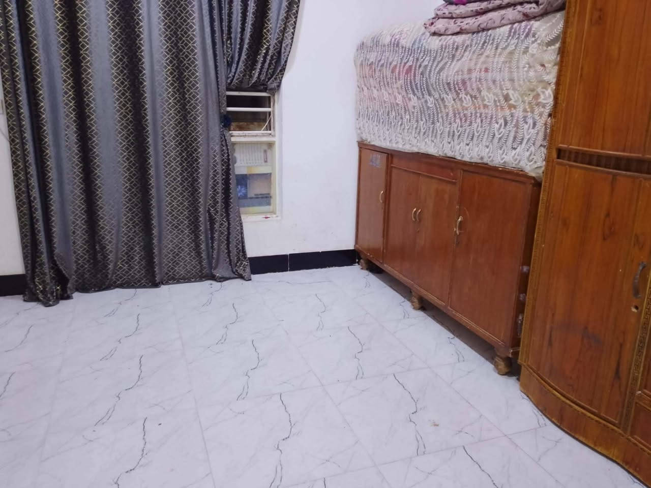 يا الله 
بيت مصفر مساحته 200م معاملة بأسم صاحب البيت  واصل للتقييم  على  قرار 20السفحه الأولى قرب شارع 30 طابق واحد متكون من غرفه وهول واستقبال ومطبخ وصحيات داخليه وخارجيه بناء طابوق والسقف صب والارضيه بورسلين حديث فول خدمات ماء وكهرباء ومجاري وتبليط ونت عرض الشارع 10
 السعر55 مليون وبيه مجال .
للاستفسار الاتصال 
***********
