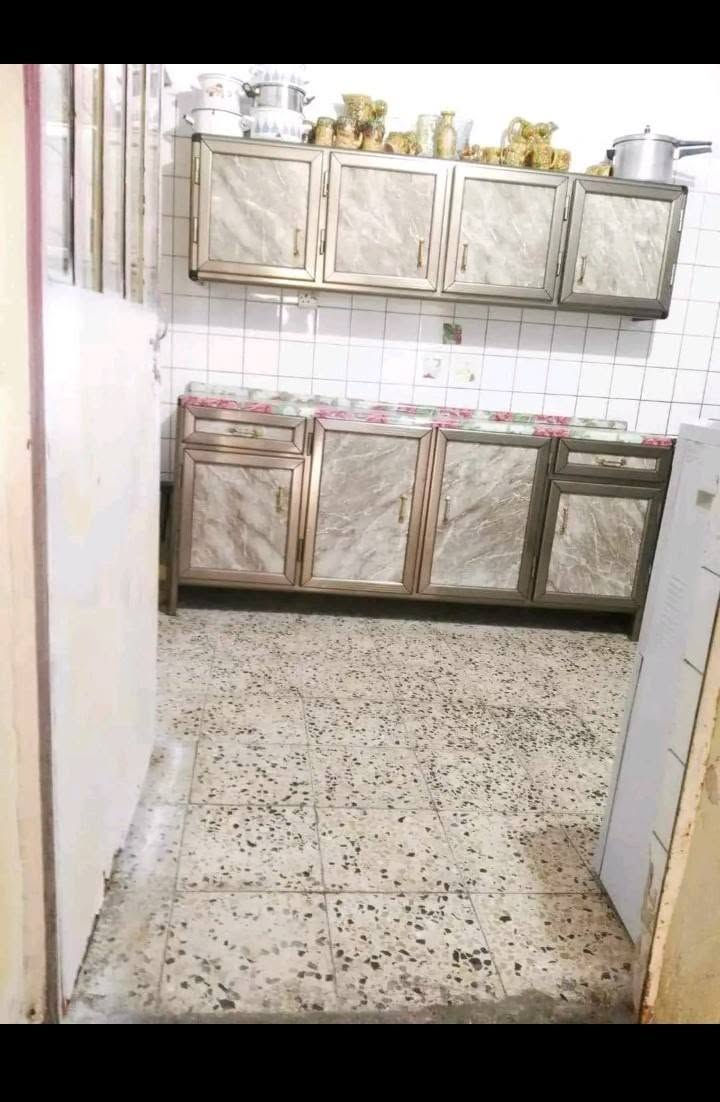 ​🏠 بيت للبيع في جميلة الثانية 🏠
المواصفات والتفاصيل:
​📐 المساحة: 100 متر مربع (الواجهة 4.5 م | النزال 21 م).
​🏗️ حالة العقار: يُباع كقطعة أرض أو منزل يحتاج إلى ترميم.
​🧱 البناء: طابقين صب مسلح.
​الطابق الأرضي: يحتوي على كراج، هول، مطبخ، بالإضافة إلى الخدمات.
​الطابق الثاني: يحتوي على غرفتين نوم.
​📍 الموقع المميز:
بغداد، جميلة الثانية –  علا الشارع العام، قرب فلكة 83 (فرع المدارس). موقع حيوى وقريب من الخدمات.
​📞 للاستفسار والتواصل:
يرجى مراسلتنا على الخاص أو الاتصال على الرقم: [***********]
