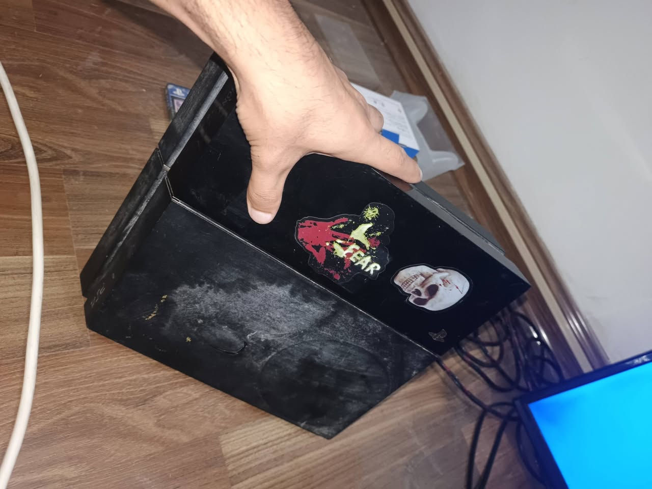 السلام عليكم ps4 نظيف داخل صيانه بس تنظيف 
البلي متروك صارله سنه وهسه شغلته واريد ابيعه سعره 175 وياه قرصين اساسنز كريد يونتي و for honr ويا يده اصليه 
البلي فتحته توني فرمته وكملته تستلمه وتلعب بي كبل
سعره 175 ممتواجد ماسنجر 
رقمي ***********
