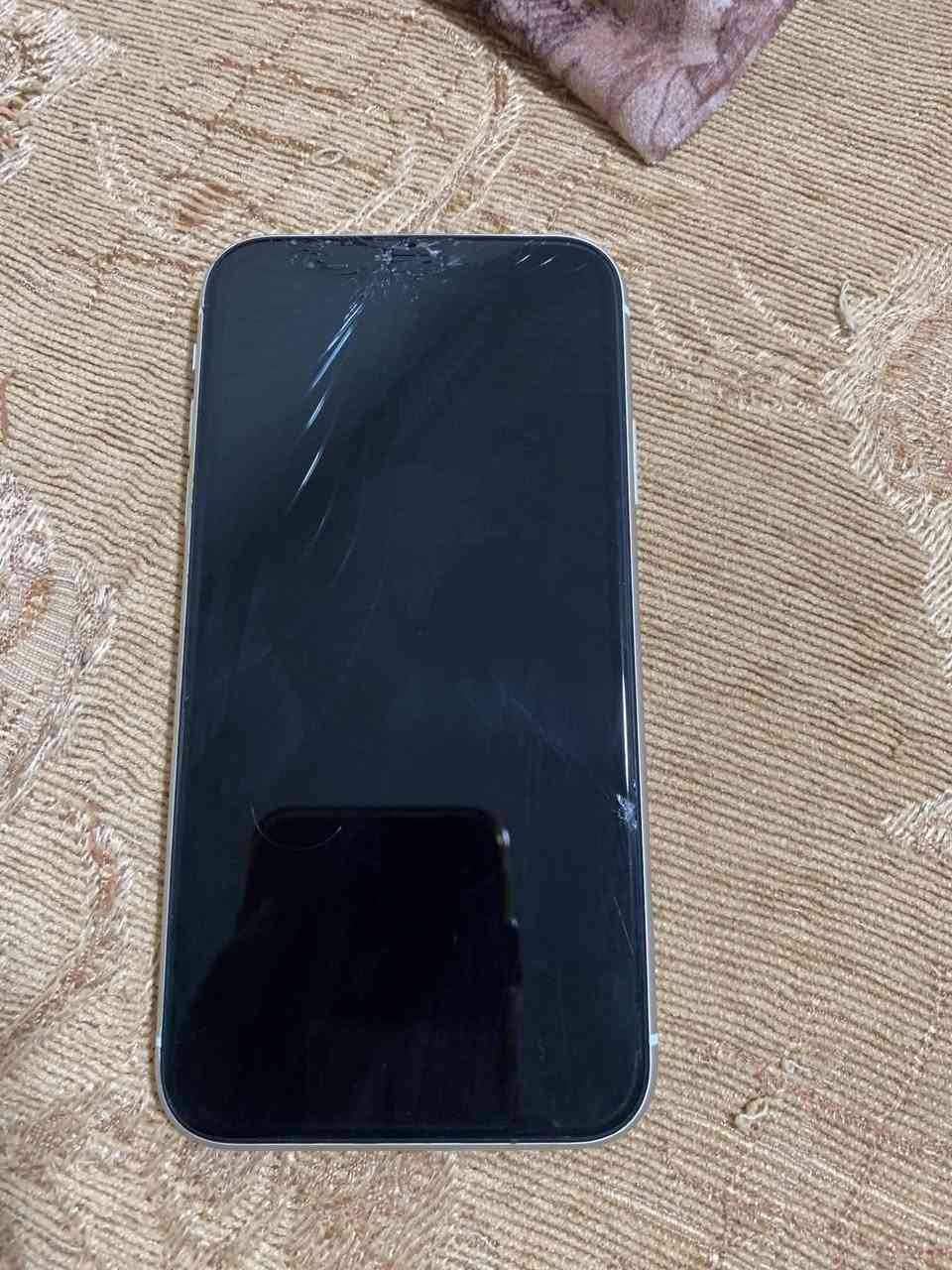 السلام عليكم ايفون 11عادي  مامفتوحه كلشي مبادل بي بطاريه 88 ذاكره 256 نضيف بس الكلاس مكسور سعر 252 بي مجال بسيط ***********بي وتساب هم
