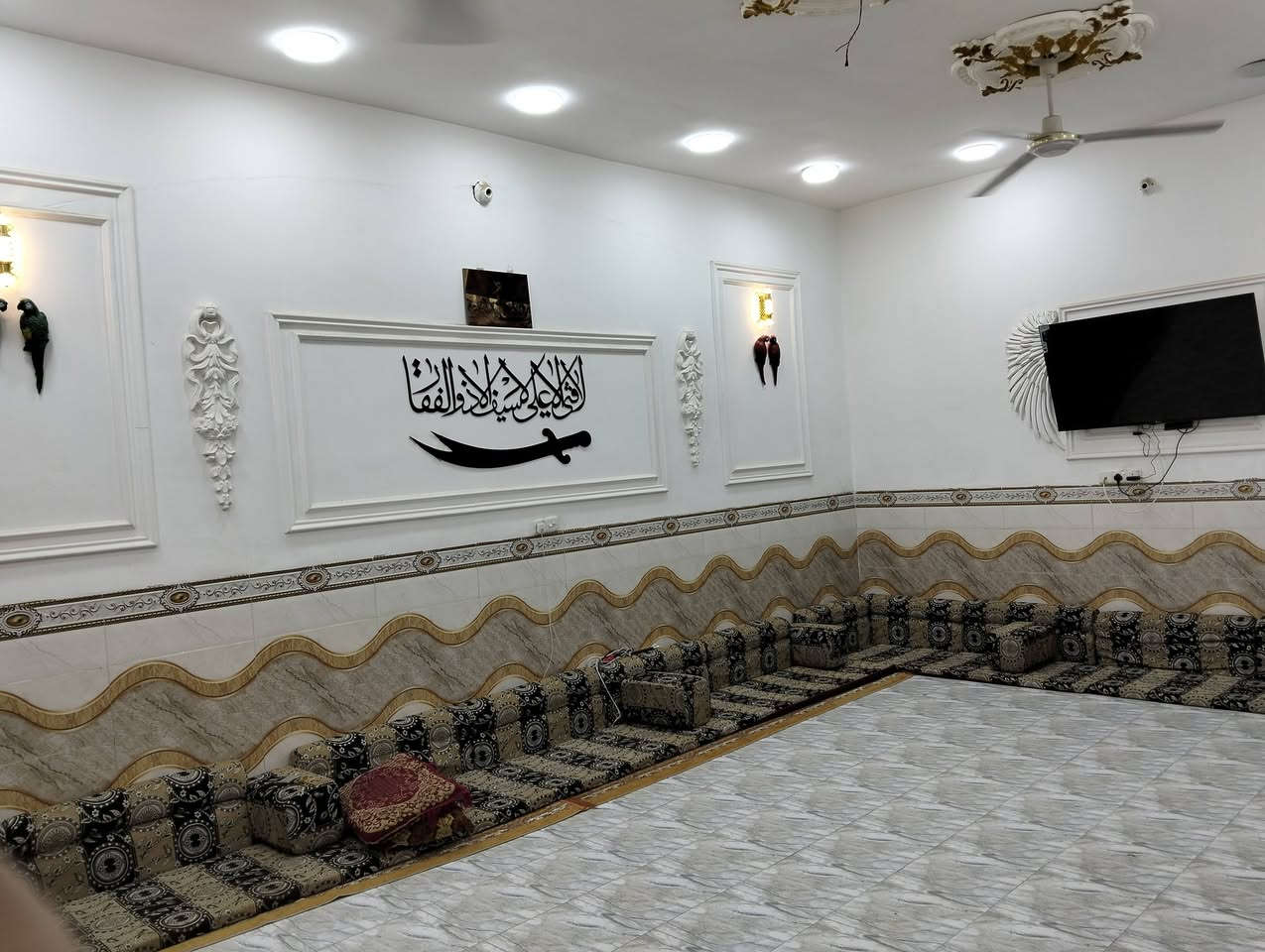 بيت للبيع مساحة 150مترواجهه9متر ونص حي النهضة الثالثة بناء جديد على شارع 20متر طابقين الثاني للسقف. مجموع الغرف 4 الصاله 2 مجمع صحيات 4 للاستفسار أكثر *********** السعر 130
