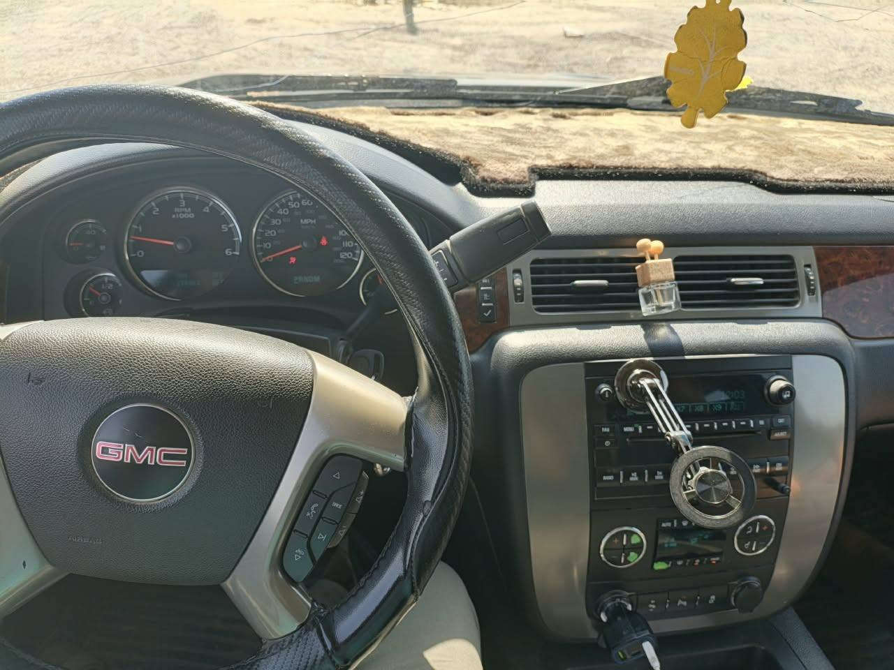 السلام عليكم GMC سيره  للبيع 
اليساره خير من الله 
محرك + الحجم 5300 مكفول تبرير ثلج 
الدخل نضيف حيل 
السعر خاااص الشراي يتصل 
الاستفسار الاتصال /***********/او ***********
