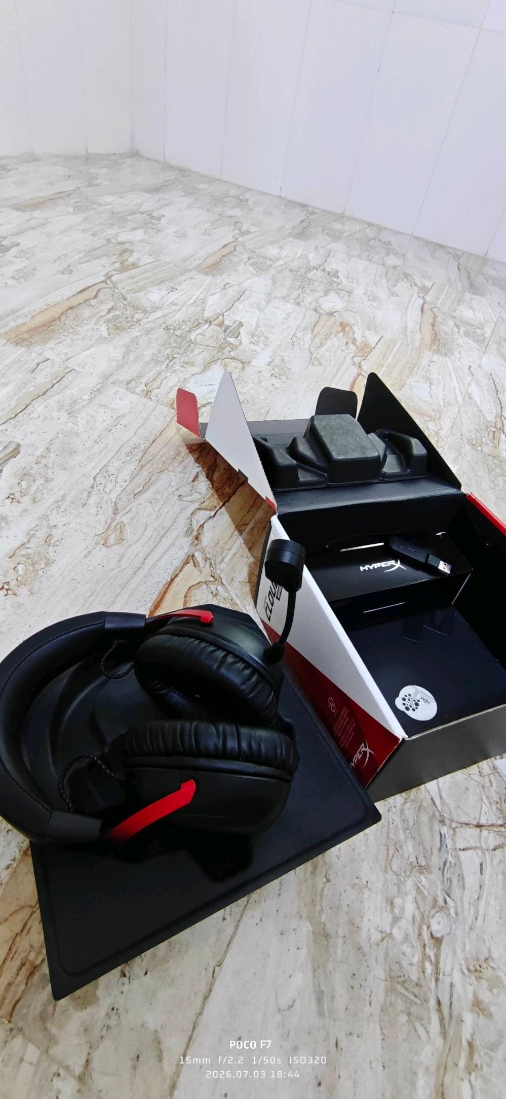 سماعات HyperX Cloud 3 مستخدمة مدة قصيرة 
الاستخدام مرتين فقط وشحن مرة يجي وياها وصلة تحويل من        Type C الى Type A انظف من هيك قطع مارح تلاقي وسعر القطعتين 120 الف فقط .