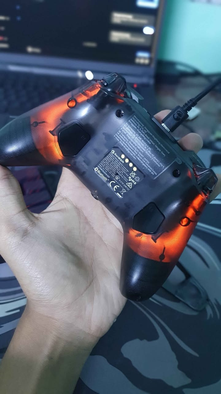 **يد التحكم الاحترافية GameSir Cyclone 2 - دقة، سرعة، وتحكم مطلق!** 

ارتقِ بمستواك في اللعب مع الإصدار الأحدث من جيم سير (GameSir Cyclone 2). مصممة خصيصاً للاعبين الذين يبحثون عن الأداء التنافسي، وتعتبر من أفضل أيادي التحكم بفضل تقنياتها المتقدمة التي تناسب جميع أنواع الألعاب!

 **أبرز المواصفات والمميزات:**
* **عصا تحكم مضادة للانحراف (Mag-ResTM TMR):** تقنية ثورية تجمع بين دقة المستشعرات التقليدية والمتانة العالية لتقنية Hall Effect، لتمنحك تحكماً دقيقاً وعمراً طويلاً بدون مشكلة الـ "Stick Drift".
* **أزرار L2/R2 (Triggers) قابلة للتحويل:** ميزة استثنائية تسمح لك بتبديل نظام الزر بين "Hall Effect" التناظري (المثالي لوزن دعسة البنزين في ألعاب السباقات) ونظام "Micro Switch" السريع لردود فعل لحظية في ألعاب الشوتر (FPS).
* **أزرار (ABXY) ميكانيكية:** أزرار سريعة الاستجابة تتحمل حتى 5 ملايين ضغطة، لتعطيك أداءً احترافياً بمستوى بطولات الرياضات الإلكترونية.
* **سرعة استجابة خيالية (1000Hz):** معدل استجابة يصل إلى 1000 هرتز في وضع التوصيل السلكي واللاسلكي (2.4G) لضمان اللعب التنافسي بدون أي تأخير.
* **3 طرق للتوصيل:** تدعم الاتصال عبر البلوتوث، أو قطعة الـ (2.4G Wireless Dongle)، أو سلكياً عبر كيبل Type-C.
* **توافق شامل:** تعمل بسلاسة تامة مع أجهزة الكمبيوتر (PC/Steam)، نينتندو سويتش، والجوالات والأجهزة اللوحية (iOS و Android). (ملاحظة: غير متوافقة مع أجهزة إكس بوكس).
* **ميزات إضافية:** زران خلفيان قابلان للبرمجة لسهولة التحكم، إضاءة RGB تفاعلية وقابلة للتخصيص عبر التطبيق، نظام اهتزاز مزدوج واقعي، ومستشعر حركة (Gyroscope 6-Axis) لدعم ألعاب السويتش.
* **بطارية قوية:** تأتي ببطارية سعتها 860mAh للعب متواصل لفترات طويلة.

 **الحالة:** [جديد بتغليف المصنع / مستعمل كالجديد]
 **السعر:** [55,000]
 **الموقع:** ذي قار / الناصرية / حي اور
 [يوجد توصيل / التسليم يد بيد]

 **للطلب أو الاستفسار:** يرجى التواصل عبر الرسائل الخاصة (الدايركت) أو واتساب على الرقم: *********** ناصرية, ذي قار

