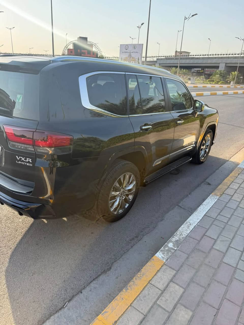 على بركة الله 
لاند كروز 2023 
SAS باب اولل 
 لمتددVXR توين تيربوو 
السياره  كفاله عامه 
رقم بغداد وتحويل مباشر 

فوووووول 1/1 
اعلى مواصفات بالاند كروز 
بوب شفط 
داتا شو 
داخل احمر 
كاميرات محيطية 
سماعات JBL 
خزن ميموري !. 
ايرباكات وباقي المواصفات المعروفة 
مكان السياره الرمادي 
السعر 71  وبيها مجال
***********
