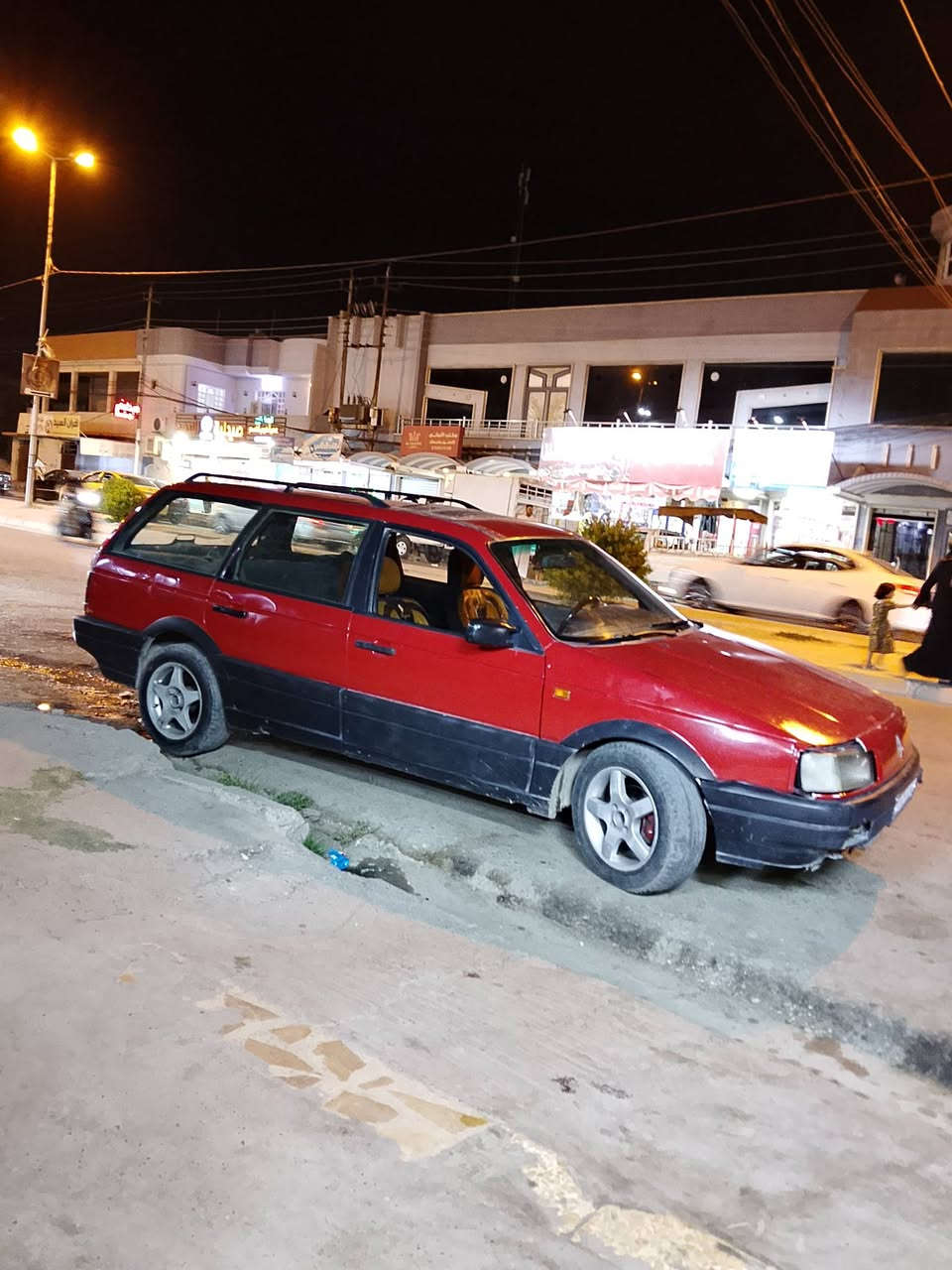 سياره باسات 92 رقم نينوئ مسطره دولي ما بيها اي شي محرك والكير شرط سعرها 22  تواصل او الاتصال ع رقم***********
