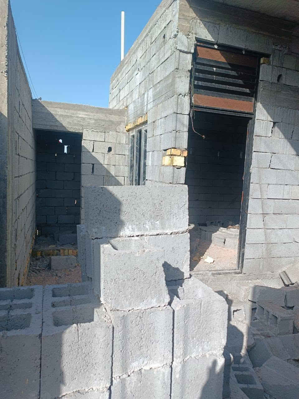 بيع مستعجل بيت هيكل للبيع مساحه 170 بالجزيره شارع الفيروزيه بيبان حديد ثقيل شبابيك المنيوم جي 60 شيشه ابو 16 بناء شخصي البيت يحتوي على غرفتين5*4 صاله 8*6 مطبخ 4*3 ديوان 6*4 طارمه 5*4 صحيات داخليه وخارجيه مناور اثنين 2*2 مثل ما واضح بالصور *********** السعر 55 بي مجال قليل
