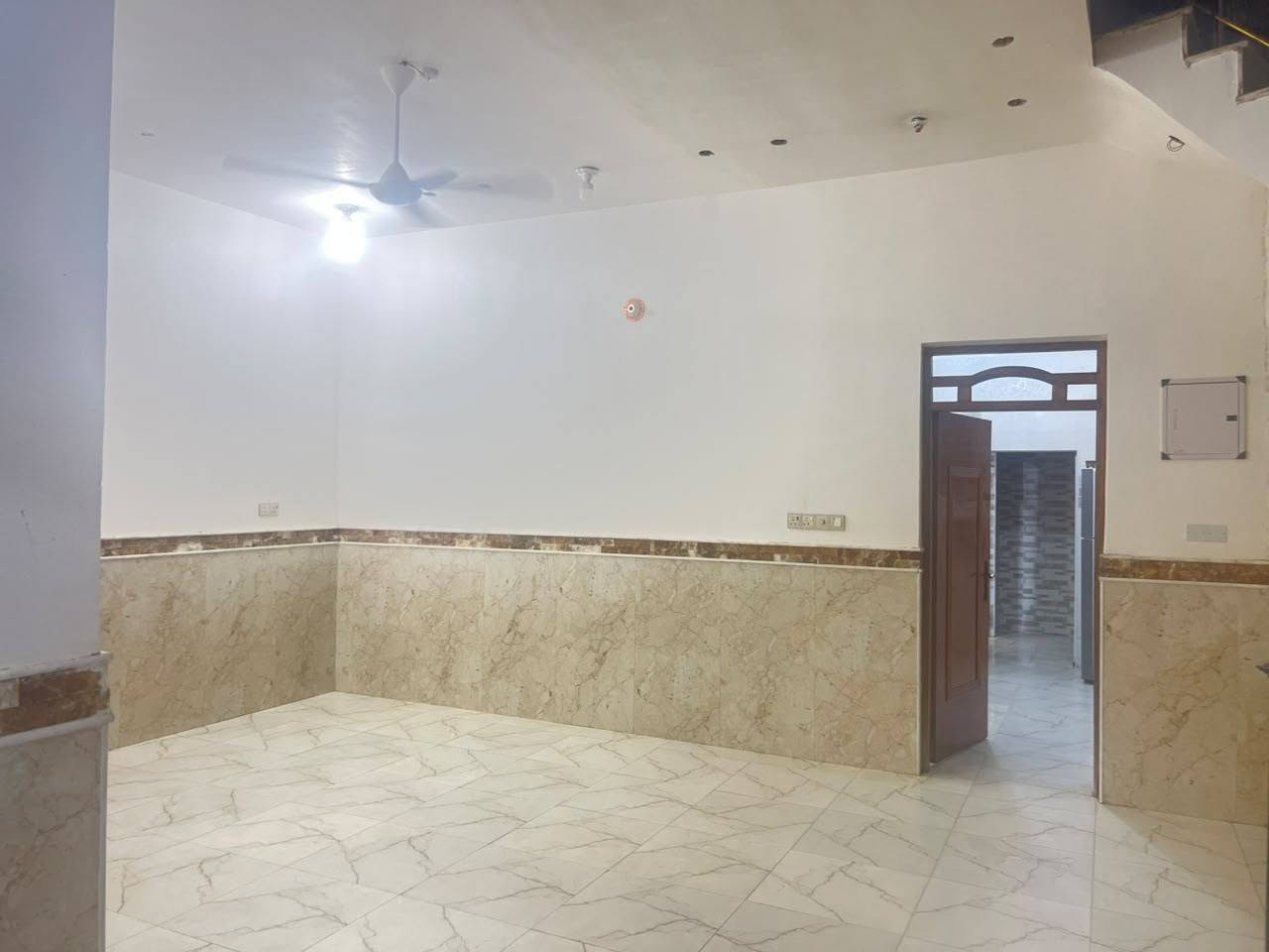 الدار للبيع
المساحة ٢٠٠ متر
الموقع حي الموظفين شارع عشرين
تبعد ١٥٠ متر عن الصحفيين
المواصفات
طابق أول كامل،  طابق ثاني هيكل مسقف كونكريت مع بيتونة وستارة
الشارع ٢٠ متر رصيف ٥ متر
خدمات كاملة كهرباء تأسيس حديث تبليط حديث
البناء درجة أولى رباط أرضي ٦ شيش أبو ال ١٦ فقط الأرضية أصلية حادلتين ضلفية ومطاطية
السقف حديد ff نشر ٢٥ سم
حصيرتين شيش الأولى أبو ال ١٦ والثانية أبو النص
بناء سنة ٢٠٢٣
البيت عليه قرض إسكان تريد تسدد تريد تحول القرض باسمك
باقي من القرض ٥٠ مليون + ٧ مليون تأمينات وعمولة إدارية
السعر ٢٣٠مليون
علما أن سعر الأرض في الشارع ١٥٠ مليون والباقي تكاليف البناء 
للاستفسار ***********
