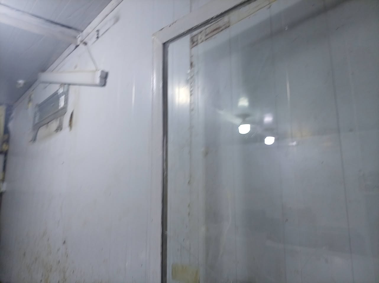 السلام عليكم هاذا كرفان لبيع مستعمل قليل  نضيف متنقل طول 6عرض 5كامل حتى كهرباء كامله بيه ***********
