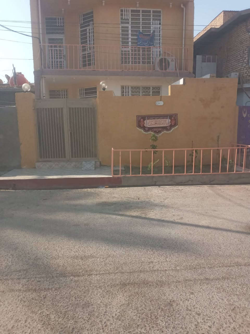 بيت للبيع مساحته ١٥٠م طابقين بناء حديث  كوت العزه القديمه شارع المركز يبعد عن الشارع الرئيسي شارع الكورنيش  ثلاث منازل وعن سوق العزه القديمه ثلاث منازل ولايوجد جار أمام المنزل فقط حائط شارع المركز  
التواصل ***********
***********
