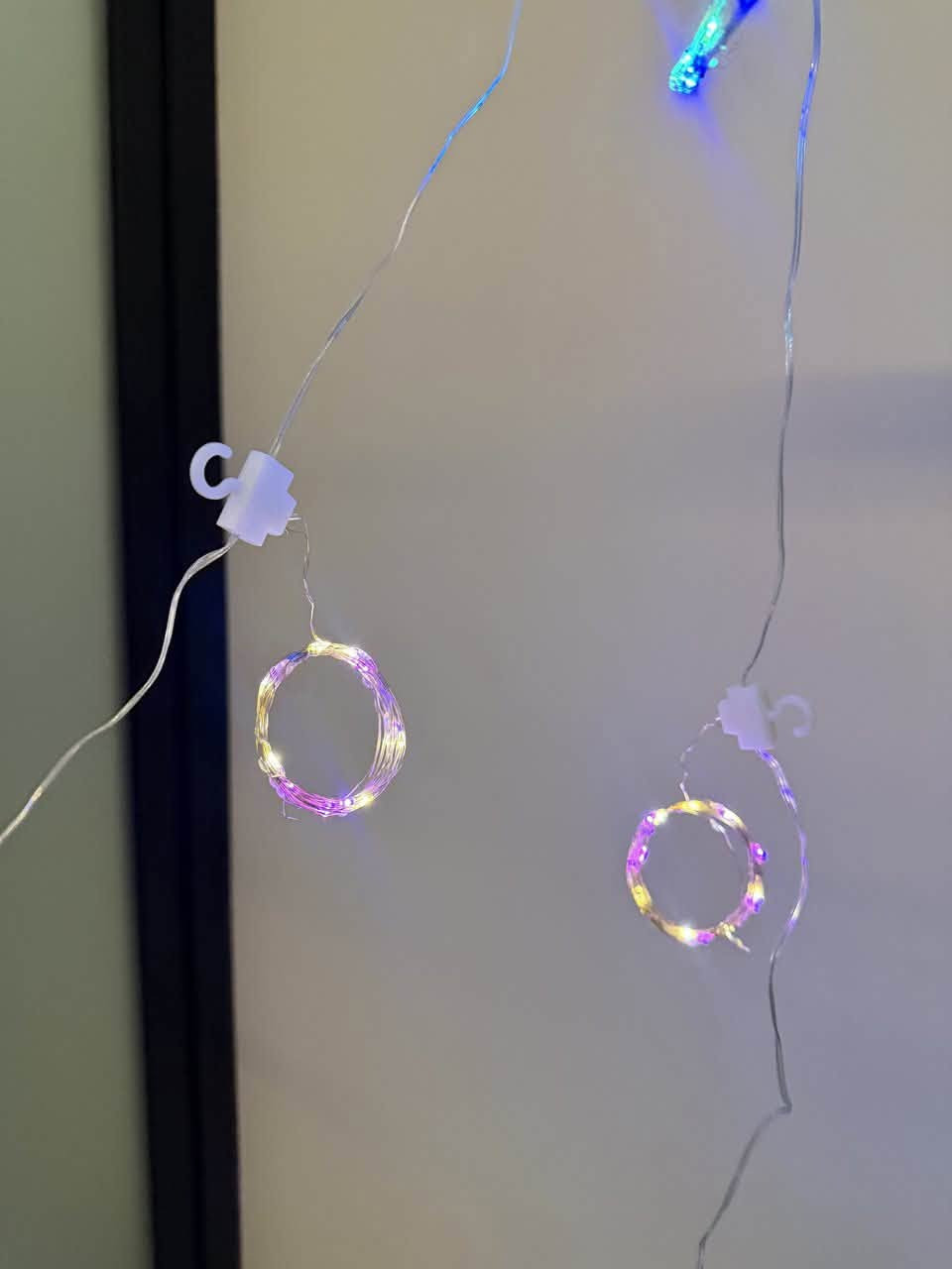 ✨ غيّر أجواء بيتك بلمسة وحدة! ✨

ستارة الإضاءة LED النحاسية 3×3 متر 🌈
تخلي الشبابيك والجدران تلمع بأجواء حلوة ومميزة، سواء للبيت، غرفة النوم أو للمناسبات 🎉

🌈 ألوان متعددة
🎛️ 8 أوضاع إضاءة مختلفة
🎮 تحكم بالريموت
🔌 تعمل بالـUSB
📏 قياس 3×3 متر
💡 سهلة التركيب والاستخدام

ركّبها وخلي كل زاوية بمكانك تصير أجمل

المميزات :

. إضاءة LED بتصميم ستارة أنيق.

. القياس: 3 × 3 متر.

. إضاءة متعددة الألوان (Multicolor).

• تحتوي على 8 أوضاع إضاءة

. يمكن التحكم بأنماط الإضاءة من خلال الريموت.

. تعمل عن طريق USB.

.مناسبة للشبابيك والستائر والجدران وغرف النوم.

. مثالية للحفلات، الأعراس، أعياد الميلاد والمناسبات.

. تضيف أجواء دافئة ومميزة للبيت والديكور.

.سهلة التركيب والتعليق
