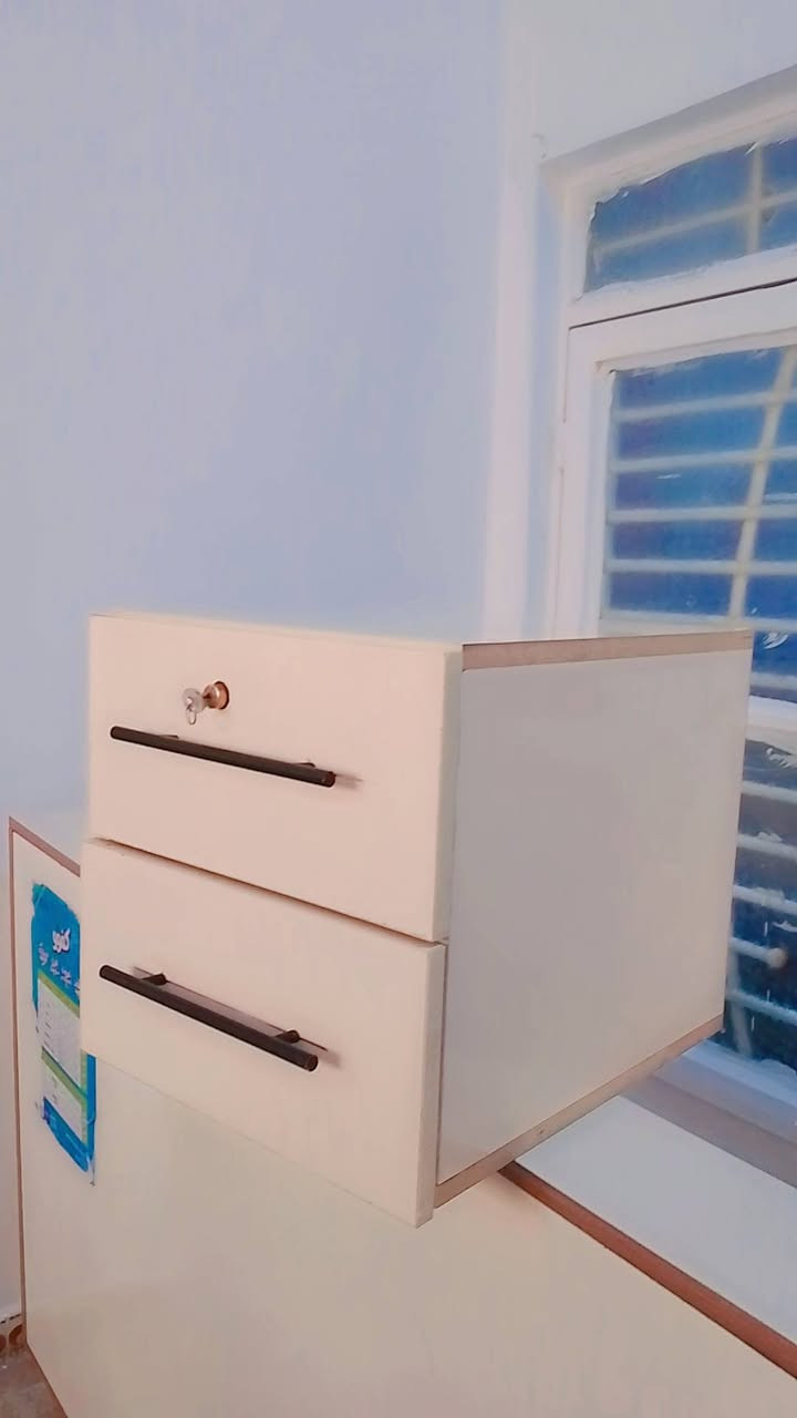للبيع جديدات مستخدمات قليل ميز مكتبي مترين ب متر ونص مع فاترينا تعاليك مترين بمتر ونص مع مشبكات مترين ونص في متر ونص عدد 3 مع مشبك مترين ب متر مع قاصه جرارات عدد 2 تنقفل وكامله مع سلات اربع طوابق مع فاترينا طول 3 متر ب متر ونص ام التعاليك مع تعاليك عدد 300 تعلاكه للاستفسار الاتصال على الرقم التالي ***********
