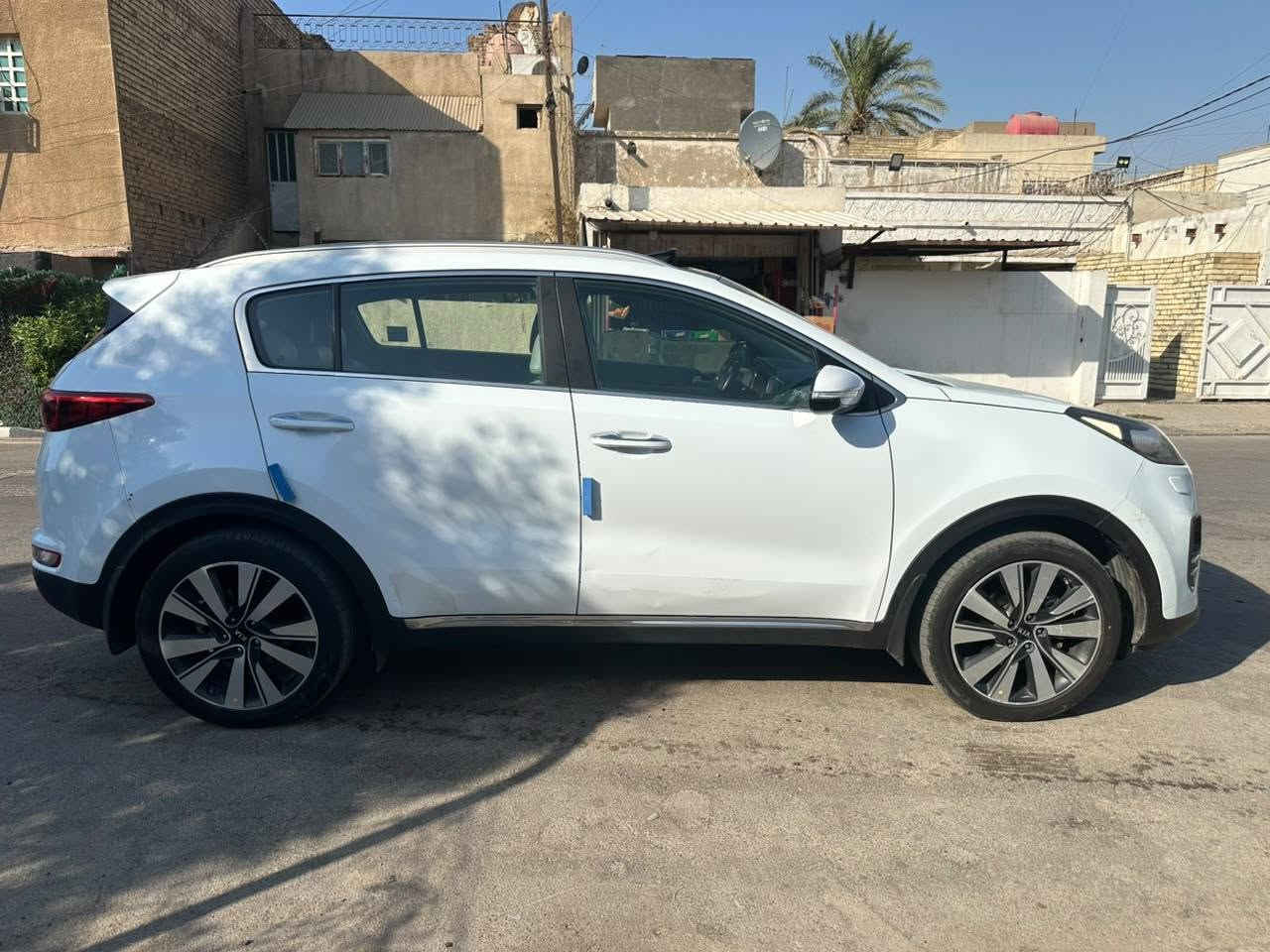 كيا سبورتج ٢٠١٧ وارد خليجي بدون حادث بدون صبغ مكينه ٢٠٠٠ دوش مواصفاتها معروفه بانوراما عدا البصمه منضومه زنون عالي ناصي زراك لايت حساس امامي و خلفي شاشه كامره  ماشيه ١٦٠ بيها طخه بسيطه بالباب عكس السايق من جوه على وضعها ممصلحه سياره جاهزه بدون اي نقص مكينه كير تبريد صدر امامي خلفي *********** الشراي يتصل *********** سعر ١٦٥ وبيها مجال بسيط  عنواني بغداد
