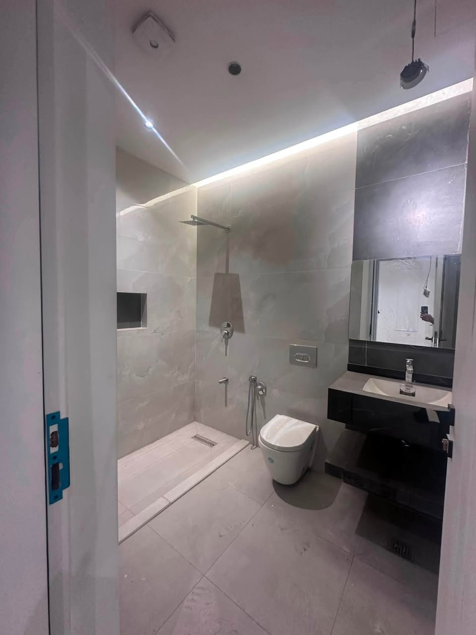 🏠 شقة فاخرة للإيجار - (زيرو / غير مسكونة سابقاً) 🏠
للإيجار، تتميز بأعلى مواصفات البناء والتصاميم العصرية (VVIP).

📌 الموقع: موقع استراتيجي ومرتب جداً، مقابيل مطعم فيتامين 

طابق أرضي بإطلالة مباشرة على الشارع العام.

📐المساحة: 120 متر مربع بتوزيع ذكي واستغلال ممتاز للمساحات.✨ 

المواصفات والخدمات الذكية:نظام ذكي: أبواب ذكية (Smart Doors) لحماية وأمان عالي.

التبريد: منظومة سبلت مركزي متكاملة (عدد 4 قطع).

المطبخ: مطبخ إيطالي راقٍ بتصميم عصري جاهز للاستخدام.

الإضاءة: إنارة حديثة متكاملة (لدات سقف مخفية وديكورات ضوئية مميزة).

اللمسات الفنية: إنهاءات معمارية وهندسة داخلية ممتازة (هندر كام ولمسات عصرية).

📞 للتواصل والاستفسار مباشر مع

المهندس مهيمن اللامي: 

***********
