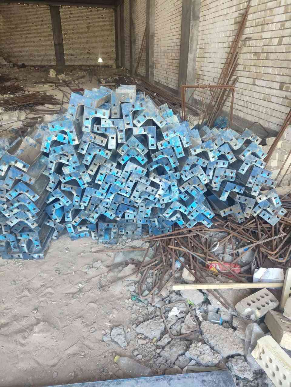 اخوان متوفر قوالب دنك تركيب 18دنكه ارتفاع 4.5عرض 70*45قوالب نظيفه جداً مثل ما موضحات  بالصوره مكاني كربلاء اني ناشرهن قبل فتره لكن ما اجاهن نصيب ملاحظه البيع بالدولار وعلى طن  لاتصال ***********
