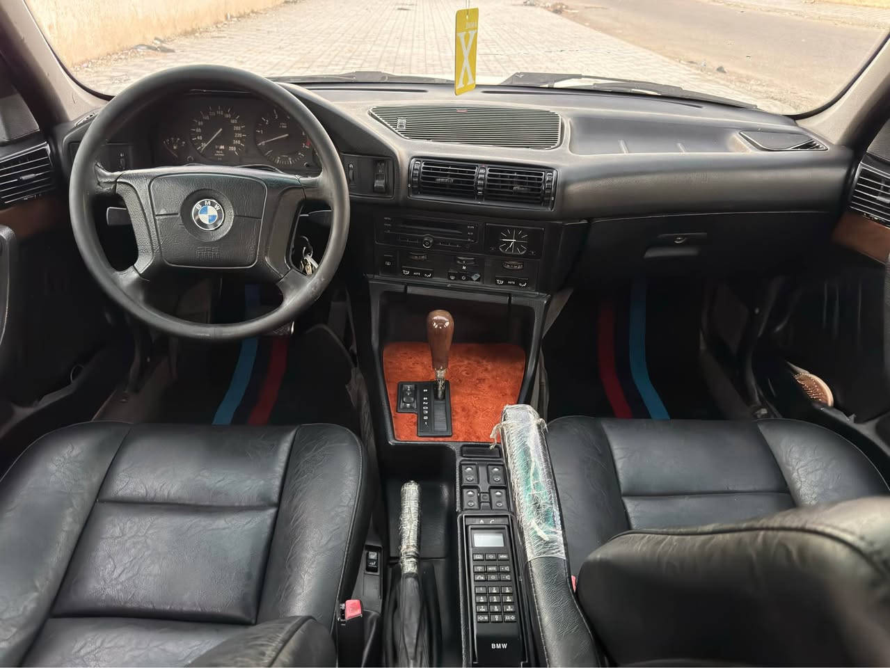 السلام عليكم 
Bmw 525i 1994 وارد يابان 
محرك 25 مسكر تك فانوس
غرفة جلد  وصاج ملكي كهرباء
سلايت 
ويل خلية جديد  اصلي وتخم تاير جديد 
مصبوغ جمالية بدون دكة جاكوج كفاله من الضربة 
دبل جكمجه دبل ايرباك  تلفون  داخل نضيف جدا 100‎%‎ 
صدر امامي خلفي جديد 
السيارة عليها ادامه كاملة رولات وقوايش وراديتر جديد وكلشي بيها ممتاز 
بغداد الكرادة 
***********
للبيع فقط بدون مراوس بغداد, العراق

