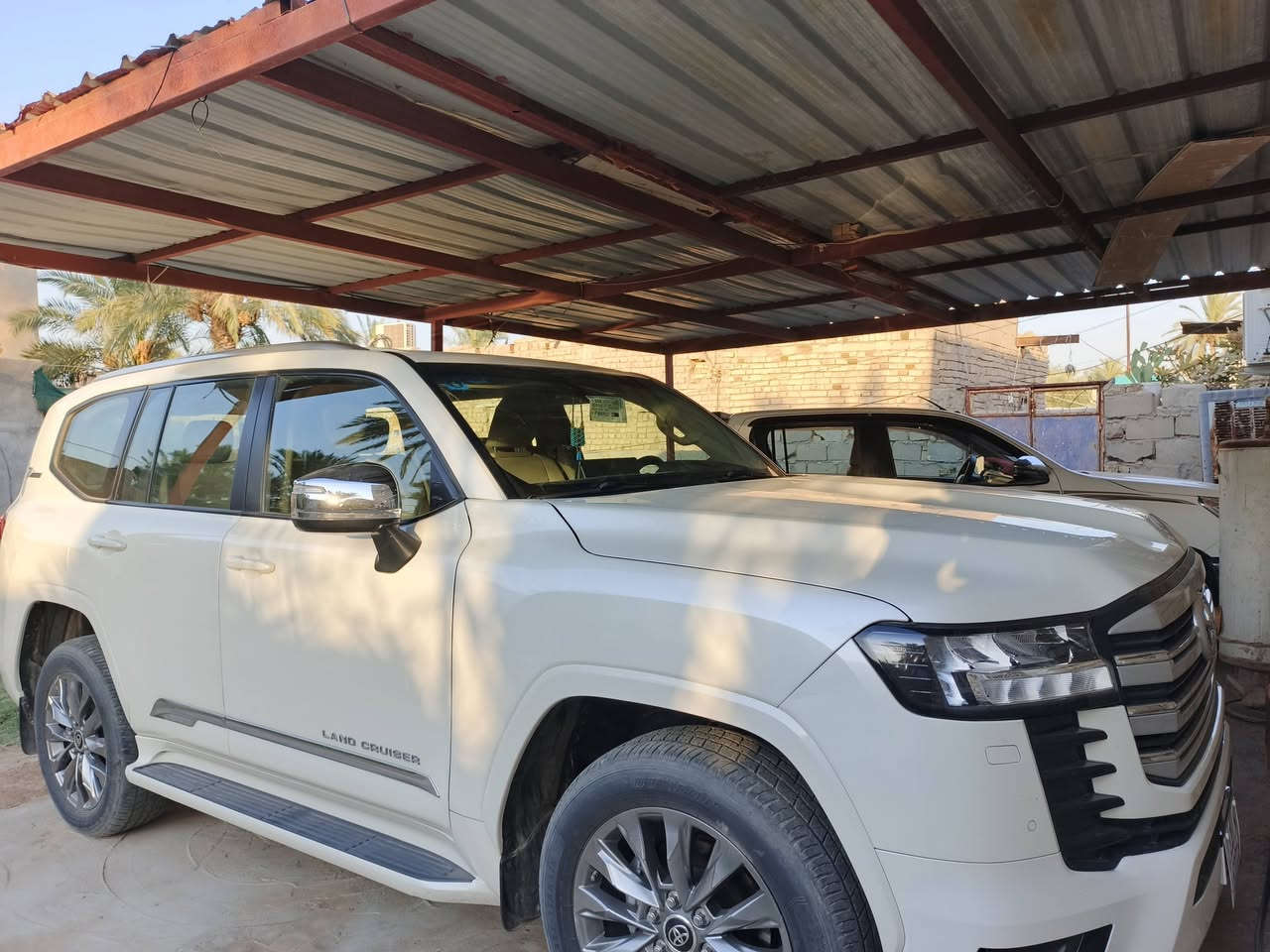 سيارة لاند كروزر فئة (GXR) للبيع فقط بدون مراوس
السيارة فول مواصفات 
من فتحة في السقف ثلاث شاشة تشغيل عن بعد كشنات تبريد وتدفئة جنطه كهربائية شحن واير ليس وباقي مواصفات 
ماشية واحد وثمانين ألف  
سيارة على البلاد ما مفتوح بيه أي شيء
مكان ذي قار 
السعر سته شدات وخمسين ورقة وبيه مجال للشراي 
 للاستفسار أكثر اتصل على رقم ***********
مكلف بالنشر
