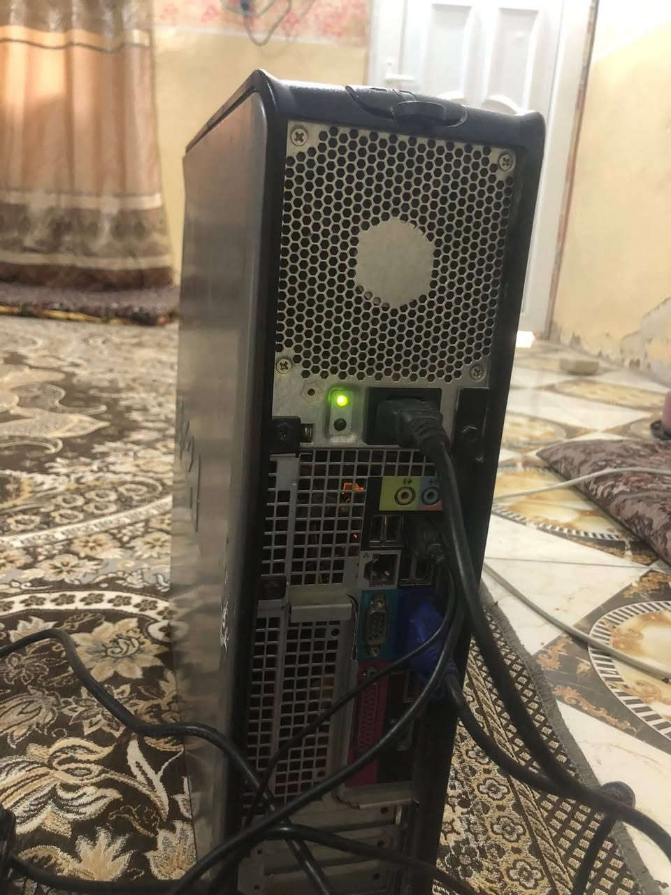 السلام عليكم.. حاسبه PC  للبيع
نوع DEEL
الرام 10 G
الهارد 465 G
والباقي موضح بل صوره 
الملحقات شاشه كيبورد وماوس واداة انترنت على شكل USB  بدون سماعات السعر 100 وبيها مجال العنوان الموصل 
***********
ملاحضه!!!!  الرام 8 واني ضفت 2 G صار 10 G
