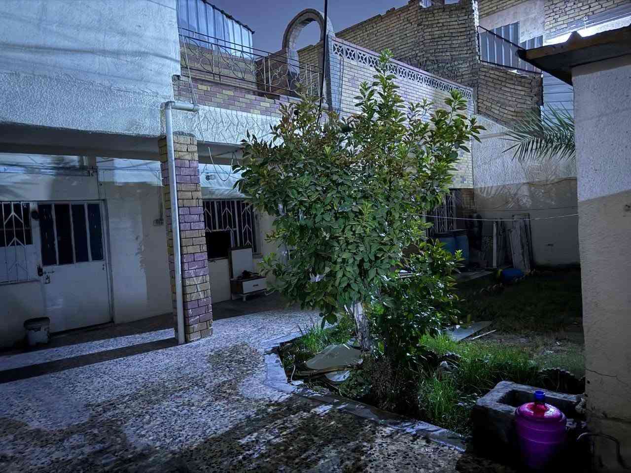 🏠🔥 بيت للبيع في حي العامل – لوكيشن ممتاز جداً ومميز
📍 خلف بنزين خانة حي العامل مباشرة
📍 ثاني بيت بعد الركن
📍 موقع حيوي جداً وقريب من المدارس والخدمات

العنوان:
حي العامل – المحلة 801
الزقاق 59 – الدار 29

📐 المساحة: 260 متر مربع

✨ قريب جداً من:

متوسطة الطف

مدرسة الأجيال

إعدادية الصناعة

ملعب الرسالة

🏡 تفاصيل البيت – الطابق الأرضي:

استقبال

هول

3 غرف

مطبخ

3 حمامات

🏢 الطابق الأول – شقة مستقلة تحتوي على:

غرفة نوم كبيرة

هول

مطبخ

حمام

⭐ لوكيشن ممتاز جداً، ثاني بيت بعد الركن، وقريب من الشارع والخدمات والمدارس، مناسب جداً للسكن العائلي أو الاستثمار.

📲 التواصل واتساب فقط:
***********

⏰ يرجى التواصل من الساعة 3 ظهراً فما فوق فقط.

