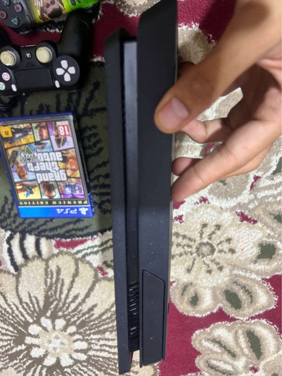 سلام عليكم بليستيشن 4 سلم هارد 500 نضبف لامصلح ولامفتوح وياة قرص gta 
وجوستكات عدد 2 وحدة شغالة والثانية السودة L2 يشكل فقط وواير تشغيل واير الشحن 
مكاني البصرة الجمعيات الاولى
***********
السعر 190 البصرة, العراق
