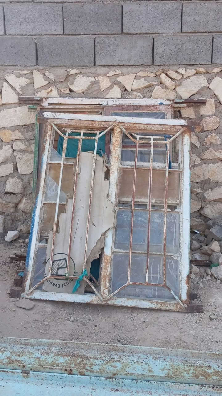 ٤ شبابيك • باب • للبيع