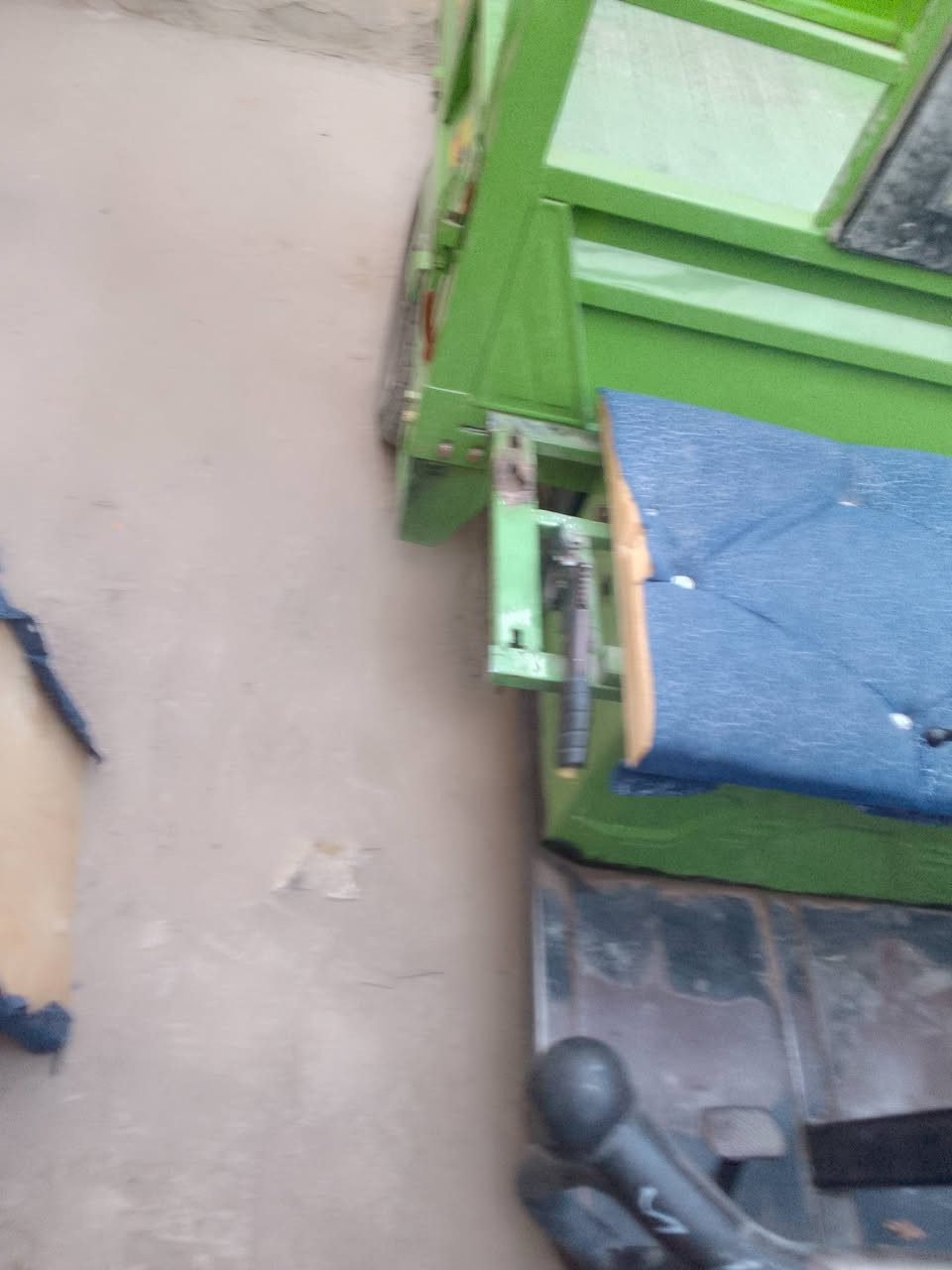 السلام عليكم عندي ستوته للبيع كهربائيات كلها شغاله ستوته كامله خير من الله شاشه بلوتوث باتريات جدد 26 ما صار لي شهر من شديتهن ستوته كامله من كل شيء خير من الله وين ما تريد تطلع بيها مكان الزعفرانيه قرب جامع الصدرين هذا رقمي بو واتساب السعر 675//***********
