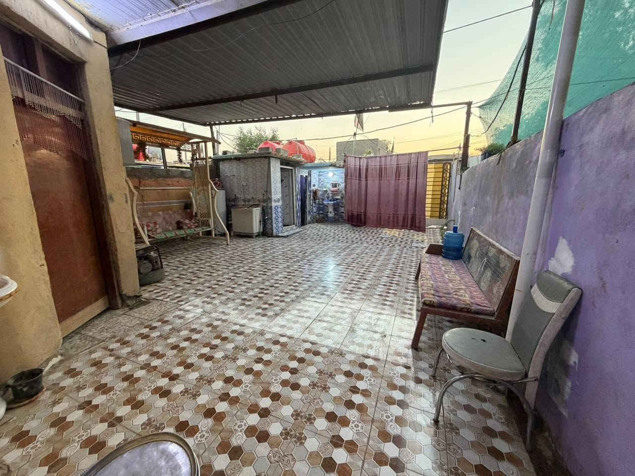 السلام عليكم بيت للبيع بحي سكينه مساحت البيت 200متر 
يحتوي علئ غرفه 5×4
وغرفه 5×3ونص البيت مجهز من كلشي وهول 5×3ونص
والمضيف 6×3ونص
والمطبخ 4×3ونص 
ويحتوي علئ طارمه 10متر 
الستفسار علئ رقم ***********
