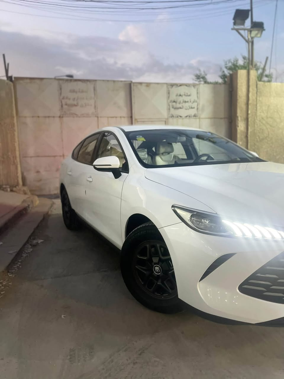 BYDكن بلاص كفاله عامه 
ماشيه 12الف 
سياره جديده 
داخل ابيض 
بيهه 3اصابع per وما مبين 
سياره رقم بغداد تحويل ثاني يوم 
مكان بغداد السعر 20مليون وبيهه مجال 
الاستفسار ***********
