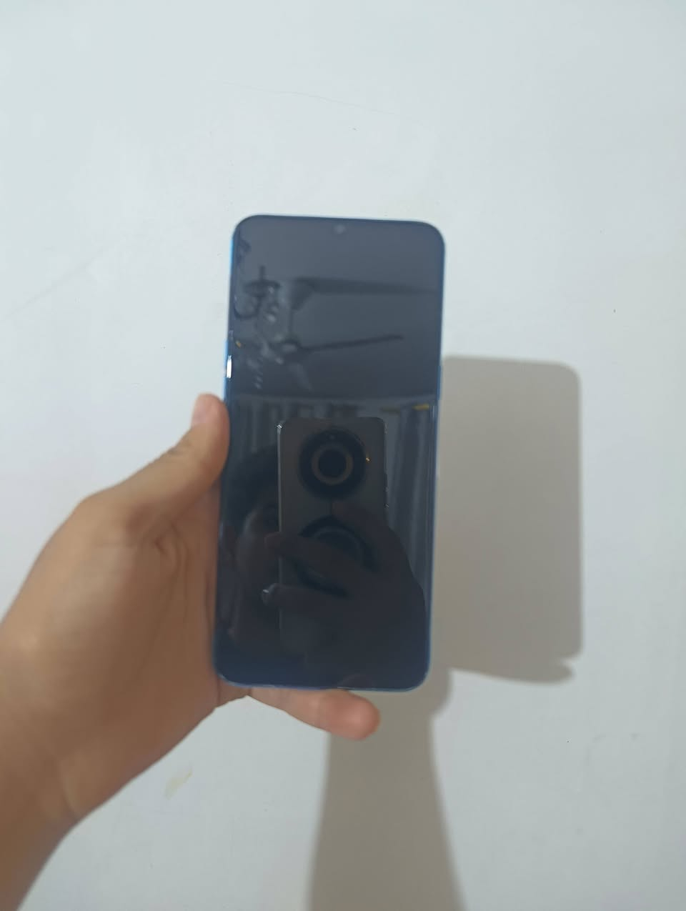 السلام عليكم 
 جهاز: Realme C3
​التخزين والرام: 64 جيجابايت مع 3  جيجابايت رام  مع دعم تركيب كارت ميموري بمنفذ منفصل
​الشاشة: 6.5 بوصة من نوع IPS LCD بدقة HD+ مع نوتش صغير
​المعالج: MediaTek Helio G70 (بتكنولوجيا 12 نانومتر)
​الكاميرا الخلفية: ثلاثية بدقة 12 + 2 + 2 ميجابكسل
​الكاميرا الأمامية: 5 ميجابكسل
​البطارية: 5000 ميلي أمبير (تدعم الشحن 10 واط)
​نظام التشغيل: أندرويد 10 مع واجهة ريلمي
​وسائل الأمان: مستشعر بصمة الأصابع في الظهر + بصمة الوجه (Face Unlock) السعر 75 وبي مجال بسيط للتواصل على الرقم ***********
