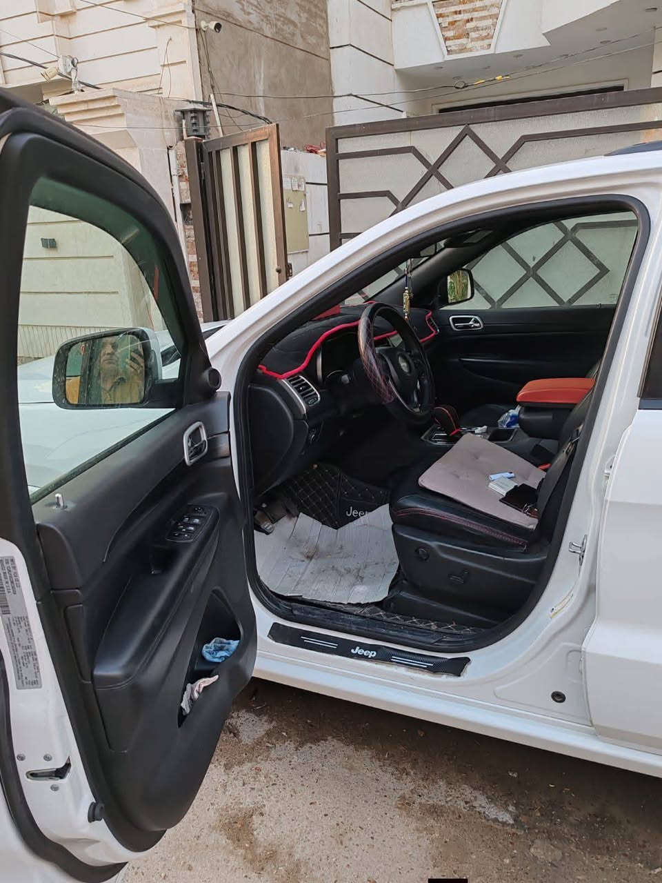 سيارة جديدة والحادث تبديل فقط مطابق 
سونار خاص 

للبيع | جيب جراند شيروكي Black Top موديل 2021
🚗 الموديل: 2021
🎨 الفئة: Black Top
⚪ اللون: أبيض
📏 المسافة المقطوعة: 17,000 ميل فقط(حقيقي) 
💵 السعر المطلوب: 22،000$ 
المواصفات: ✅ محرك 3.6 لتر (V6)
✅ ناقل حركة أوتوماتيك
✅ دفع رباعي (4×4)
✅ جنوط سوداء Black Top
✅ شاشة لمس ونظام معلومات وترفيه
✅ كاميرا خلفية وحساسات
✅ مقاعد جلد
✅ تشغيل بصمة (Keyless Start)
✅ تكييف ثنائي المناطق
✅ إضاءة LED
✅ فتحة سق
✨ السيارة بحالة ممتازة جداً، استخدام خفيف، جاهزة ولا تحتاج أي مصروف.
📍 الموقع: بغداد/ كراده 
📞 للاستفسار والمراسلة على الخاص أو واتس‏‪***********

