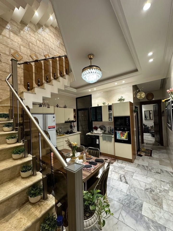 🏡دار حديث للبيع🏡
🔺 المساحة :٩٥م مميز
🔻الواجهة:٤.٧٥م. النزال:٢٠م 
🔹سنة البناء :٢٠٢٤
     🔶الطابق الارضي:     
       🔸️مدخلين 
       🔸استقبال
       🔸️صالة 
       🔸️مطبخ (حار + بارد)
       🔸️خدمات صحية 
       🔸️غرفة نوم كبيرة
       🔸منور جانبي  
 
🔶الطابق الاول:  
       🔸️عرفتين نوم كبيرة (سويت)       
       🔸صالة 
       🔸️خدمات صحية 

📌موقع الدار/ حي البنوك خلف شارع الميثاق
🔶شارع 15+ رصيف 
_____________________________________________
للاستفسار مراسلة الصفحة على الخاص 
او الاتصال على الارقام التالية:
☎️***********
📞متوفر واتساب+واتساب

او مراجعة⭕ مكتب الدار للوساطة العقارية⭕
📍 عنوان المكتب: حي البنوك بداية شارع الكنيسة من جهة الجسر
