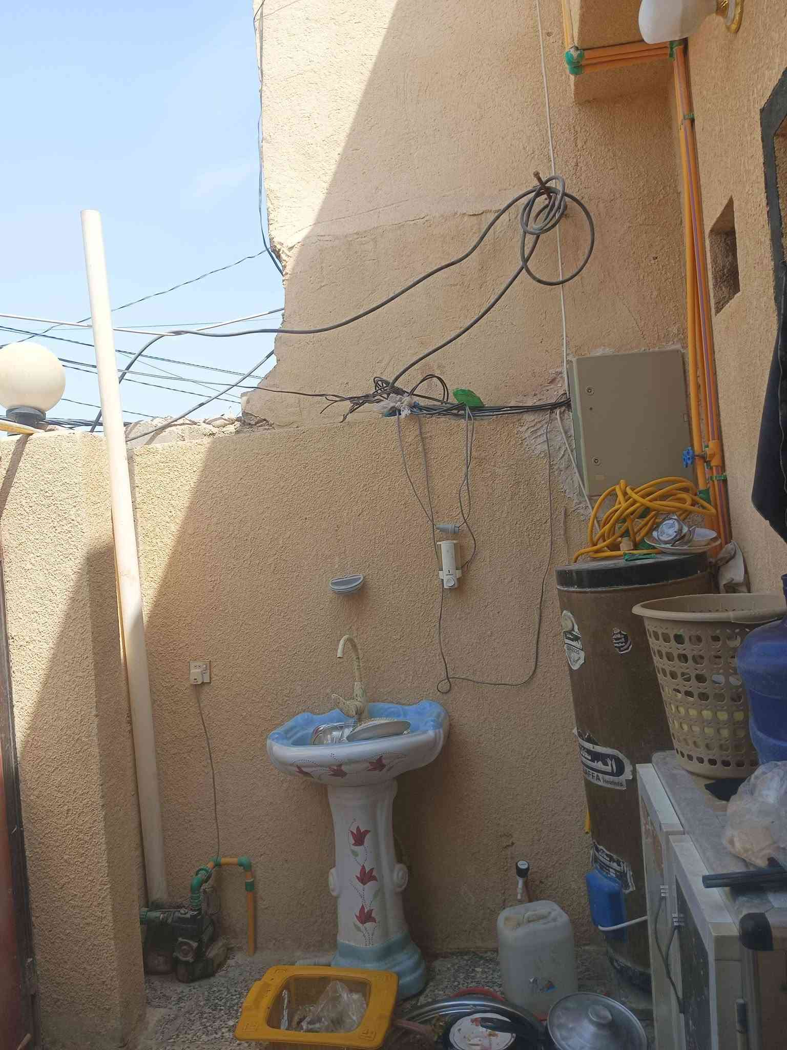 بيت للبيع بحي الرحمه مساحه 120 راح اخلي لكم رقم راعيه خابروني عليه ***********
