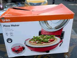 صانعة البيتزا الكهربائية (Pizza Maker) ذات القاعدة الحجرية من ماركة Anko. هذا الجهاز مصمم خصيصاً لطهي البيتزا المنزلية الطازجة أو المجمدة بجودة تقارب أفران الحجر الاحترافية في غضون دقائق معدودة.
💡 طريقة الاستخدام الأساسية:
1. التحضير المسبق: ضع الجهاز على سطح مستوٍ ومقاوم للحرارة.
2. التسخين: قم بتوصيل صانعة البيتزا بالكهرباء وتشغيلها على أقصى درجة حرارة لـ مدة 5 إلى 10 دقائق لكي يسخن الحجر الحراري تماماً.
3. الخبز: انقل عجينة البيتزا مع المكونات برفق إلى الحجر الساخن باستخدام مجاديف البيتزا المرفقة (Pizza Peels).
4. التوقيت: أغلق الغطاء ودعها تخبز؛ تستغرق البيتزا عادةً من 3 إلى 5 دقائق فقط لتصبح مقرمشة وجاهزة