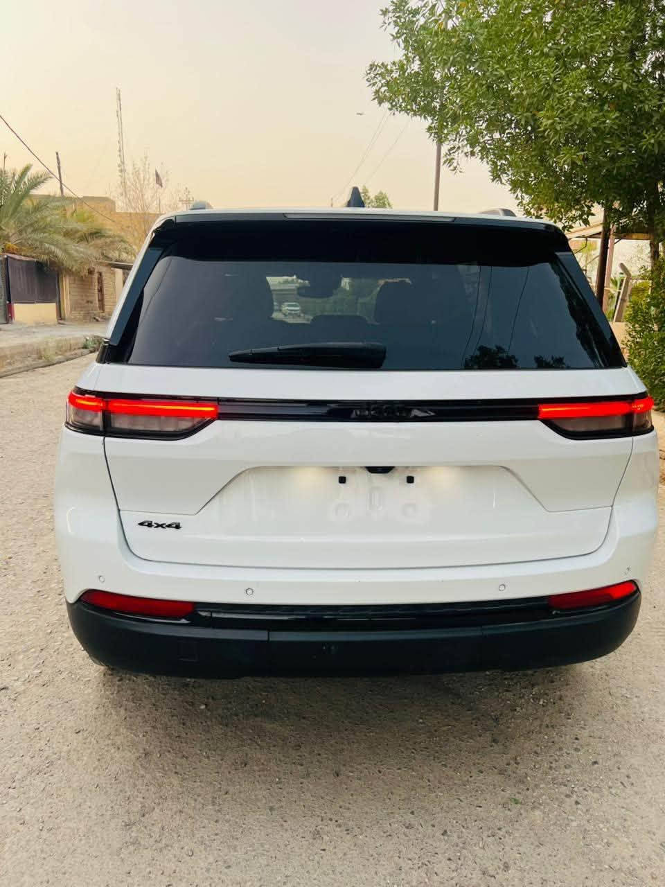 جيب كراند شيروكي بلاك توب
♦️5 راكب ♦️
🔹 الفئة: بلاك توب
🔹 الموديل: 2024
🔹ماشيه 14 ميل يعني بعدها زيرو
🔹 اللون ابيض 
🔸 محرك V6 سعة 3.6 لتر
🔸 نظام تعليق متطور للراحة على الطرق الوعرة والمدينة
🔸 أنماط قيادة متعددة (Auto - Sport - Snow - Sand/Mud)
🎯 أبرز المميزات
✅ دخول وتشغيل ذكي (بصمة)
✅ شاشة معلومات وسطية 10.1 إنش تدعم Apple CarPlay وAndroid Auto
✅ شاشة عدادات رقمية 10.25 إنش
✅ شاشة مستقلة للراكب الأمامي (اختياري حسب السوق)
✅ نظام ملاحة GPS
✅ نظام صوتي فاخر من Alpine (أو حسب الفئة)
✅ مثبت سرعة ذكي
✅ تشغيل عن بعد
✅ مقاعد جلد فاخرة – الأمامية قابلة للتدفئة 
✅ تحكم كهربائي في المقاعد مع ذاكرة
✅ نظام مراقبة النقطة العمياء
✅ مساعد الحفاظ على المسار
🔸 تحكم منفصل بالتكييف ثلاثي المناطق
🔸 مقاعد الصف الثاني قابلة للطي والانزلاق
🔸 مقاعد الصف الثالث قابلة للطي لتوسعة المساحة الخلفية
🔸 
🔒 أنظمة الأمان
✅ فرامل ABS
✅ نظام مانع الانزلاق
✅ نظام الثبات الإلكتروني
✅ وسائد هوائية متعددة
✅
مكان السيارة ( ذي قار) سوق الشيوخ 

السياره داخله تقرير مياه 💦 امطار اي شي ممفتوح بيهه شغاله السياره 
للاستفسار الاتصال على الرقم 
( ***********)
