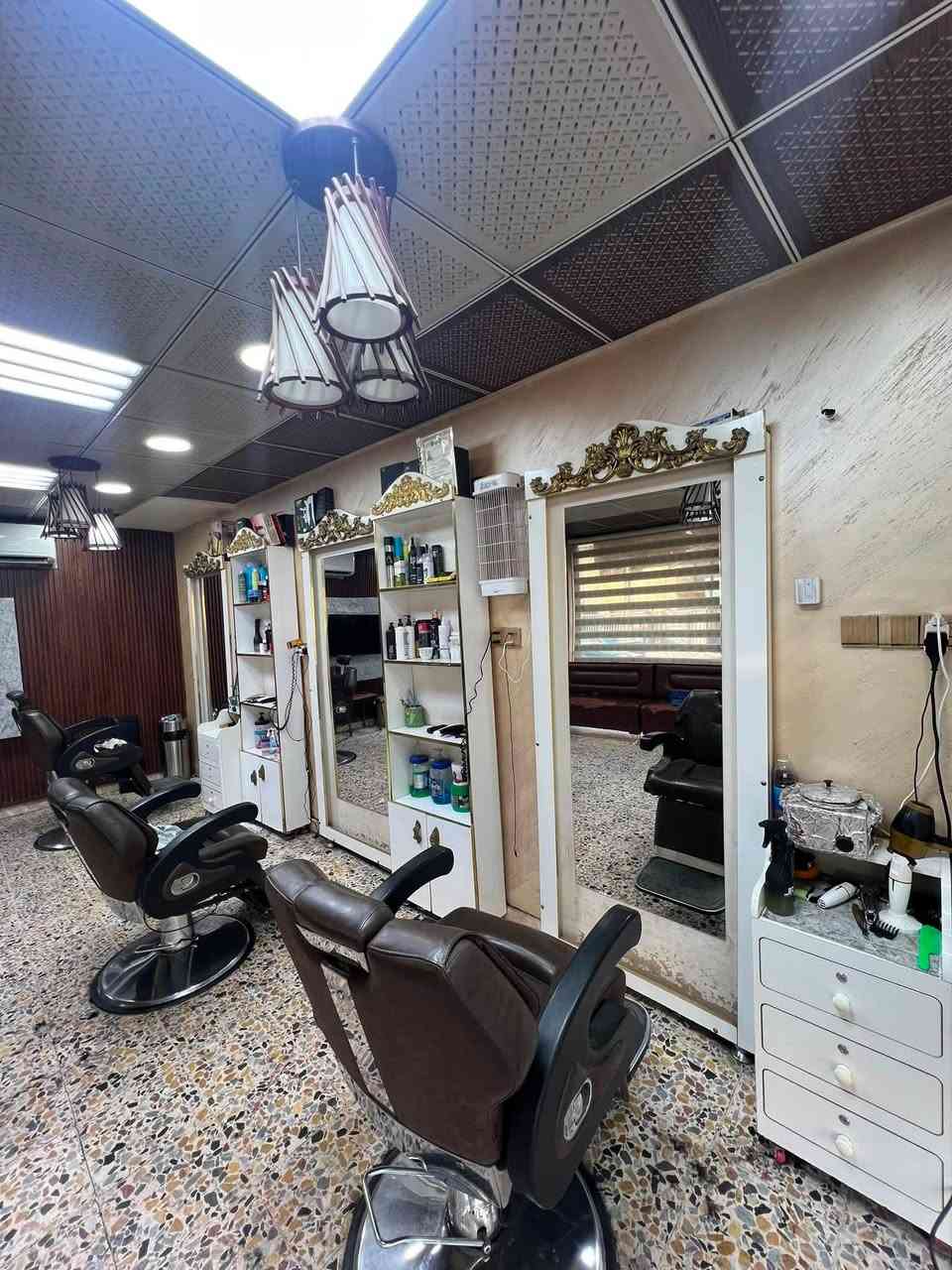 السلام عليكم 
غراض حلاقه للبيع ٣ مرايات ٢ فاترينات مع ٢ ميز مجر صغير 
بغداد حي الجهاد 
***********
