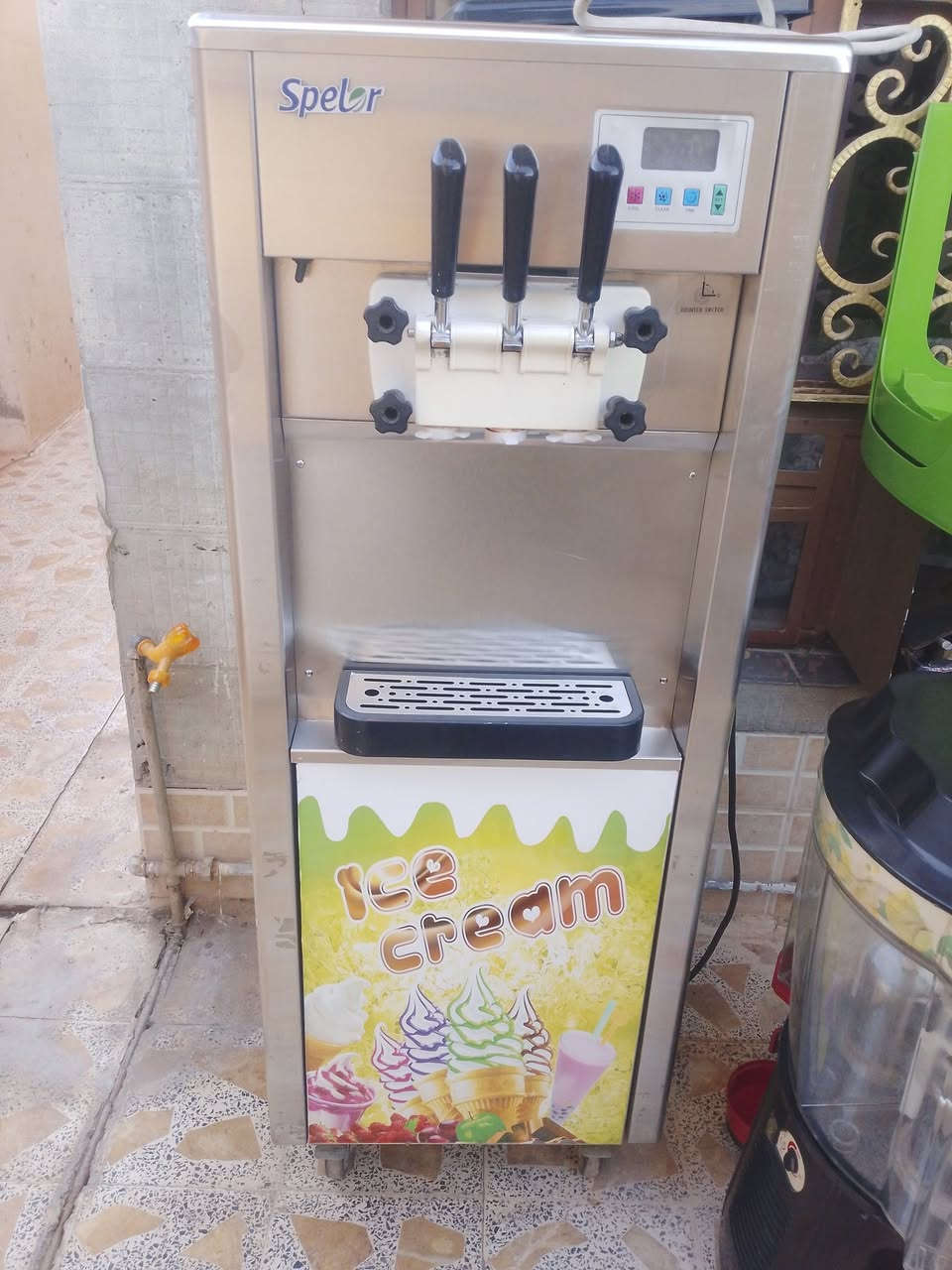 سلام عليكم للبيع مكينه سوفت مع مكينه شربت دوار ٣خانات استخدام كلش قليل بسعر مناسب العنوان صلاح الدين السعر‏‪***********‬‏ اوخاص
