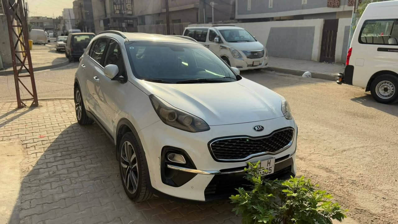 السلام عليكم 
سبورتج ٢٠ خليجي بيها بارد باب السايق وطخه اسفل قبق البانزين 
حساسات امامية خلفية 
كشنات جلد 
مري شفط 
السيارة ماشية ١٣٢ الف كيلو 
رقم بغداد مكاني بغداد الدورة 
السعر ١٧٢ وبيها مجال 

***********
