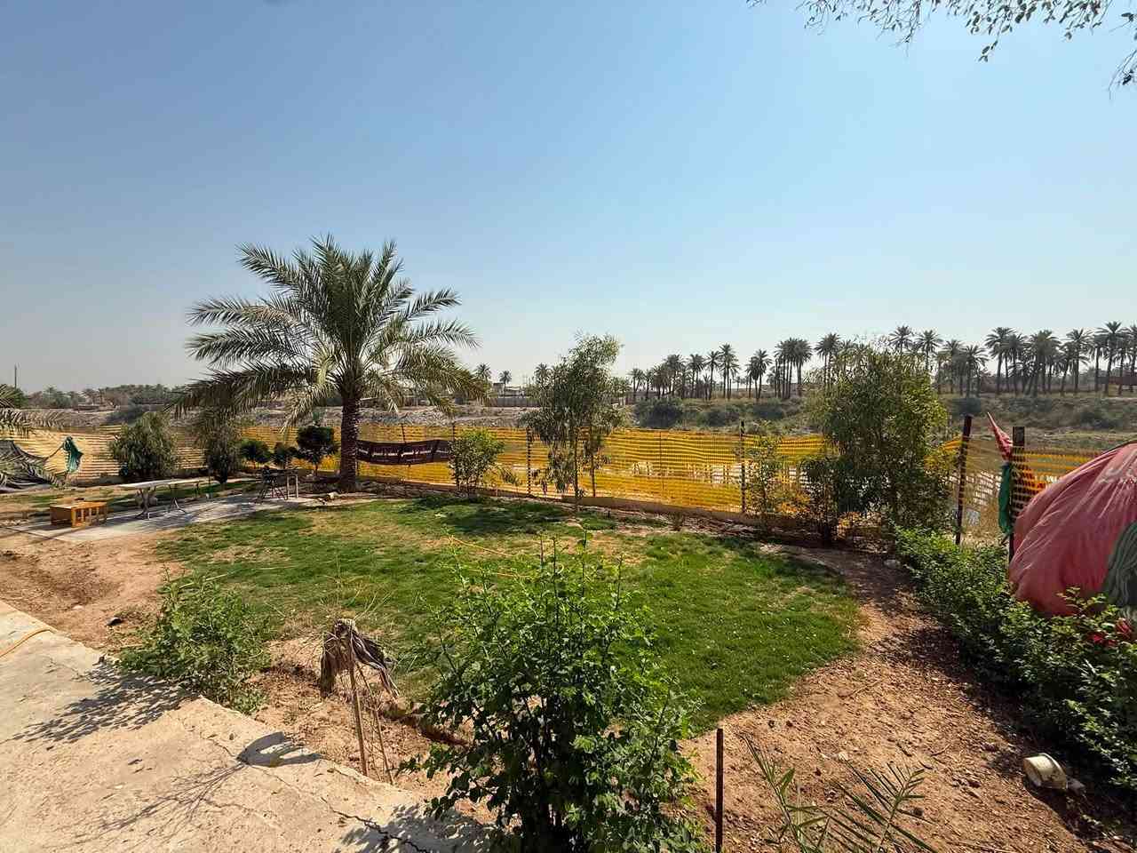 🏡 بيت زراعي متكامل للبيع - بغداد / الأمين الثانية (خلف السدة)
السعر: 350 مليون دينار عراقي قابل للتفاوض(شامل كافة الأثاث).  
 سبب البيع: السفر.  
المساحات والنوع:
 نوع العقار: بيت زراعي (طابو 25).  
 مساحة الطابو: 480 متر مربع.  
 مساحة الأرض الشاطئية (التشجير): 500 متر مربع.  
 مساحة البناء: 200 متر مربع.  
التفاصيل الداخلية للبيت:
 الحدائق: 3 حدائق واسعة.  
 الاستقبال: صالة كبيرة بمساحة (12 × 😎 متر.  
 عدد غرف النوم: 3 غرف بأبعاد مختلفة:  
 غرفة (5 × 4) متر.
 غرفة (3.5 × 4) متر.
 غرفة (2 × 2.5) متر.
 المطبخ: (3 × 3) متر.
 الصحيات: 2 (داخلي وخارجي).  
الملحقات والخدمات:
 المنظومات: ماء إسالة + ماء بئر رئيسي + منظومة تصفية مياه كاملة + كهرباء سحب.
 الكراج: كراج سيارة واسع بمساحة (12 × 3.5) متر.  
 المخزن: مخزن/محل خارجي بمساحة (4 × 4) متر.  
📞 للتواصل والاستفسار: [***********]
