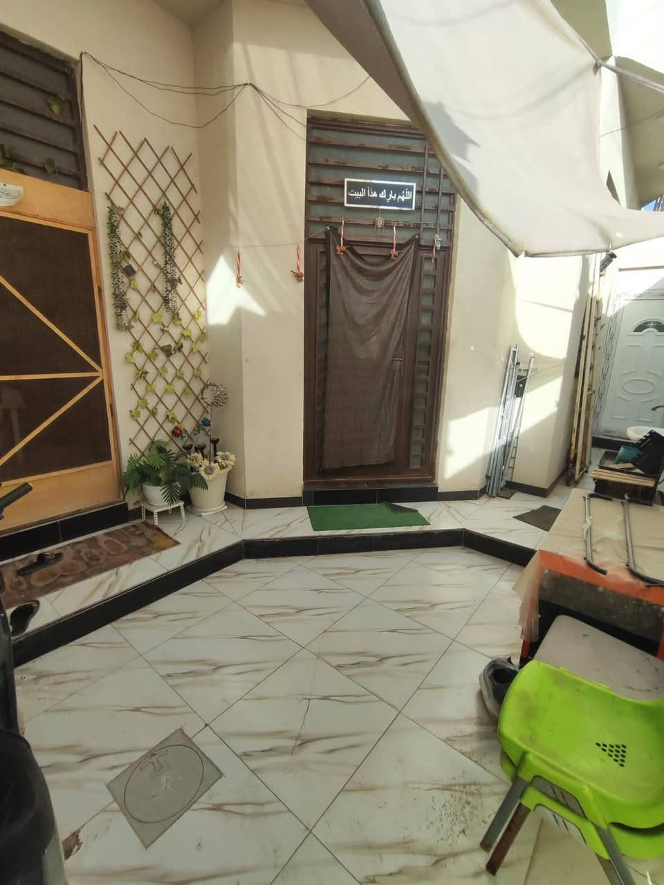 سلام عليكم بيت للبيع سعر البيت 79وبي مجال  بلجزيره بشارع زين العابدين مقابل مدرسه المنهاج الامثل الاهليه مساحه البيت 160متر طابو زراعي اصولي يتكون من غرفتين منام وصاله وستقبال ومطبخ ومناور ثنين وصحيات بناء شخصي سنه البناء 24 سعر البيت حيكون 79 وبي مجال للشراي للاستفسار ***********
