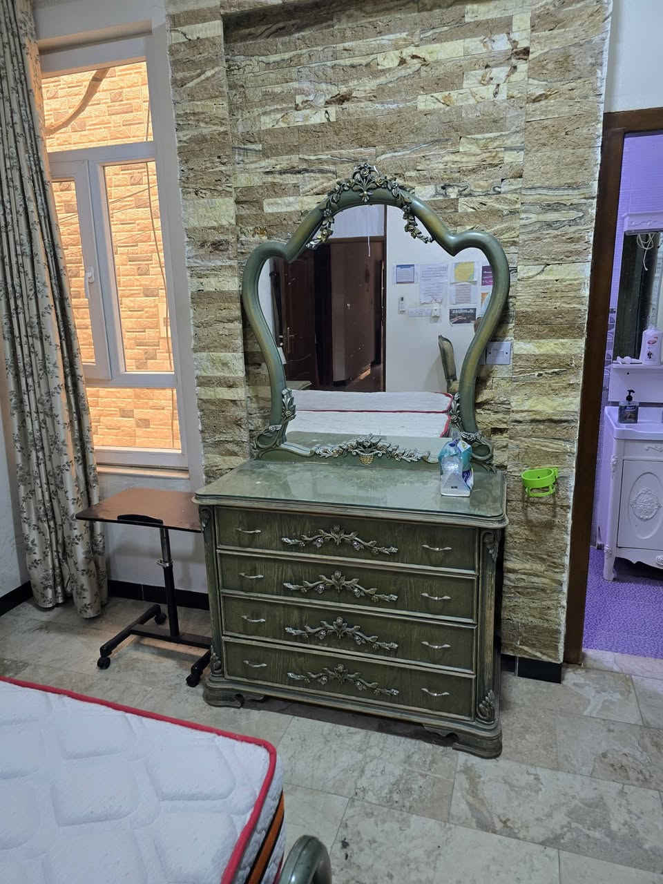 غرفة نوم خشب مستخدمة . صناعة سوريه . جيدة جدا . الموقع بغداد .الكرادة الشرقيه . تلفون . ***********
